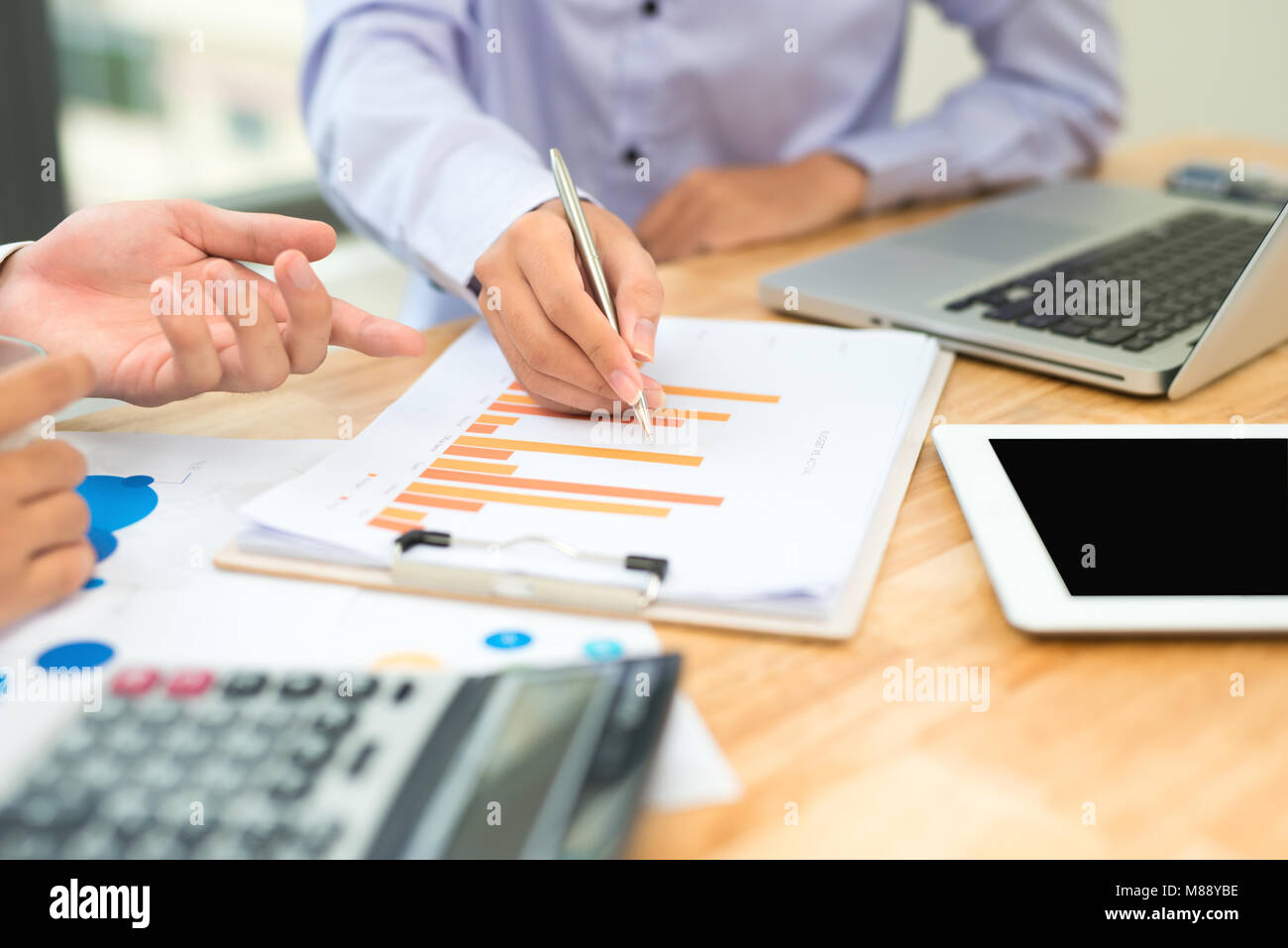 Uomo di affari di bilancio di calcolo Numbers, fatture e consulente finanziario funzionante. Foto Stock