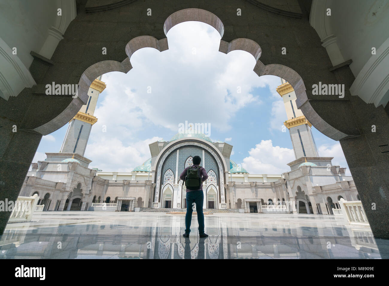 Il giovane viaggiatore con zaino a piedi Wilayah Persekutuan moschea di Kuala Lumpur, Malesia. Foto Stock