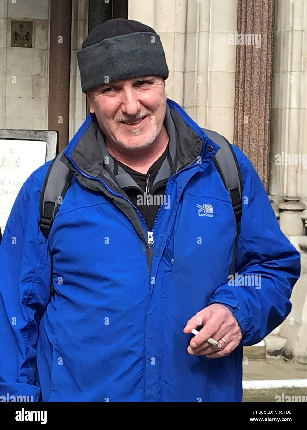 Gipsy Nirvana, un commerciante di semi di cannabis che ha lottato con successo contro l'estradizione negli Stati Uniti, fuori dall'alta Corte di Londra. Le autorità statunitensi lo hanno accusato di commerciare illegalmente i semi, ma la sua estradizione è stata bloccata dopo che i giudici hanno stabilito che le sue attività commerciali non sono un reato nel Regno Unito. Foto Stock