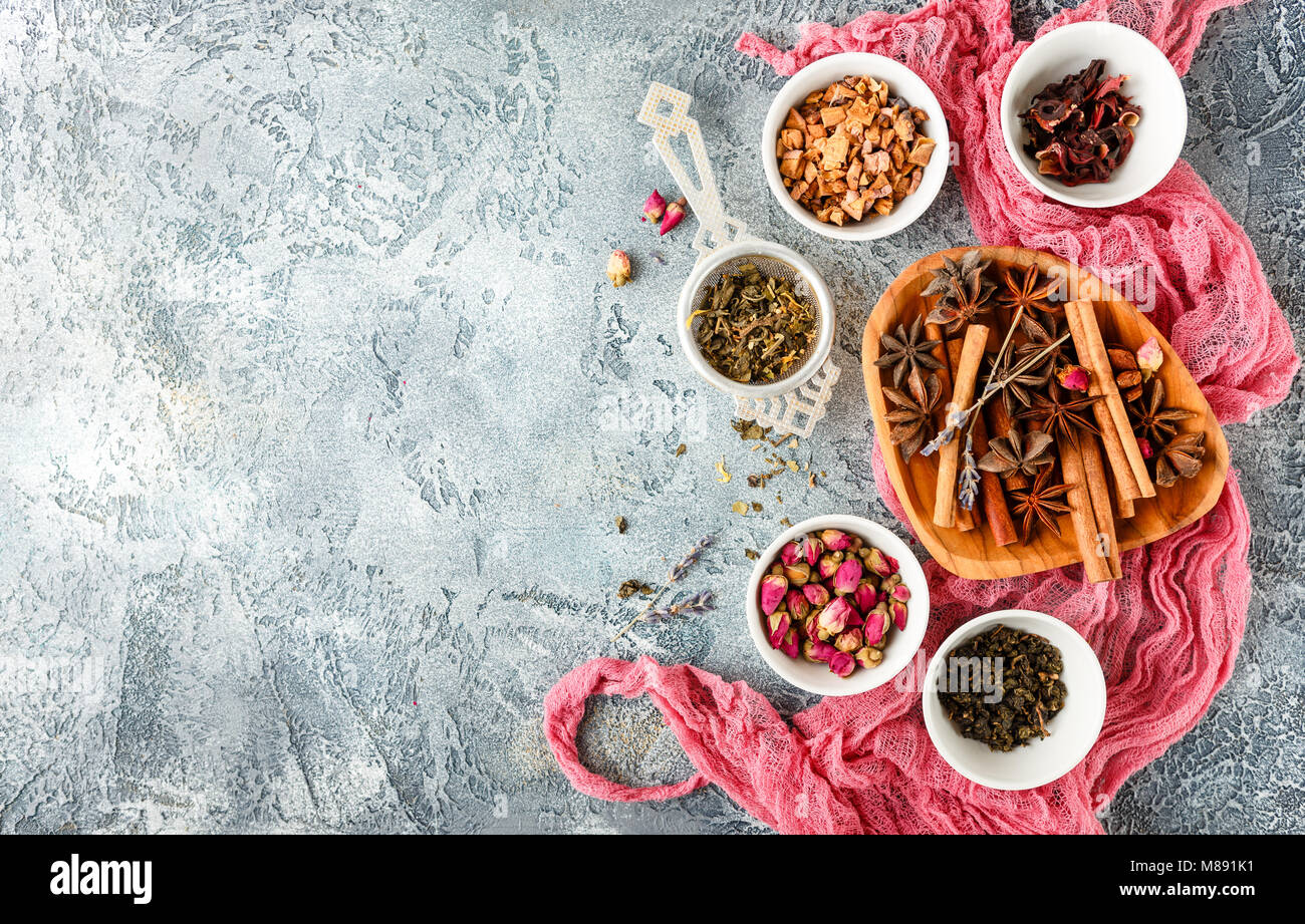 Raccolta di tè secco, boccioli di rosa tè, frutta tè, cannella, anice n bocce Foto Stock