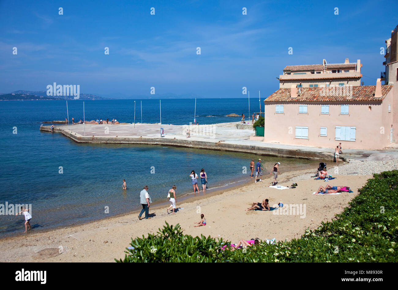 La Vieille Tour, porto vecchio con piccola spiaggia, il centro storico di Saint Tropez, riviera francese, il sud della Francia, Cote d'Azur, in Francia, in Europa Foto Stock