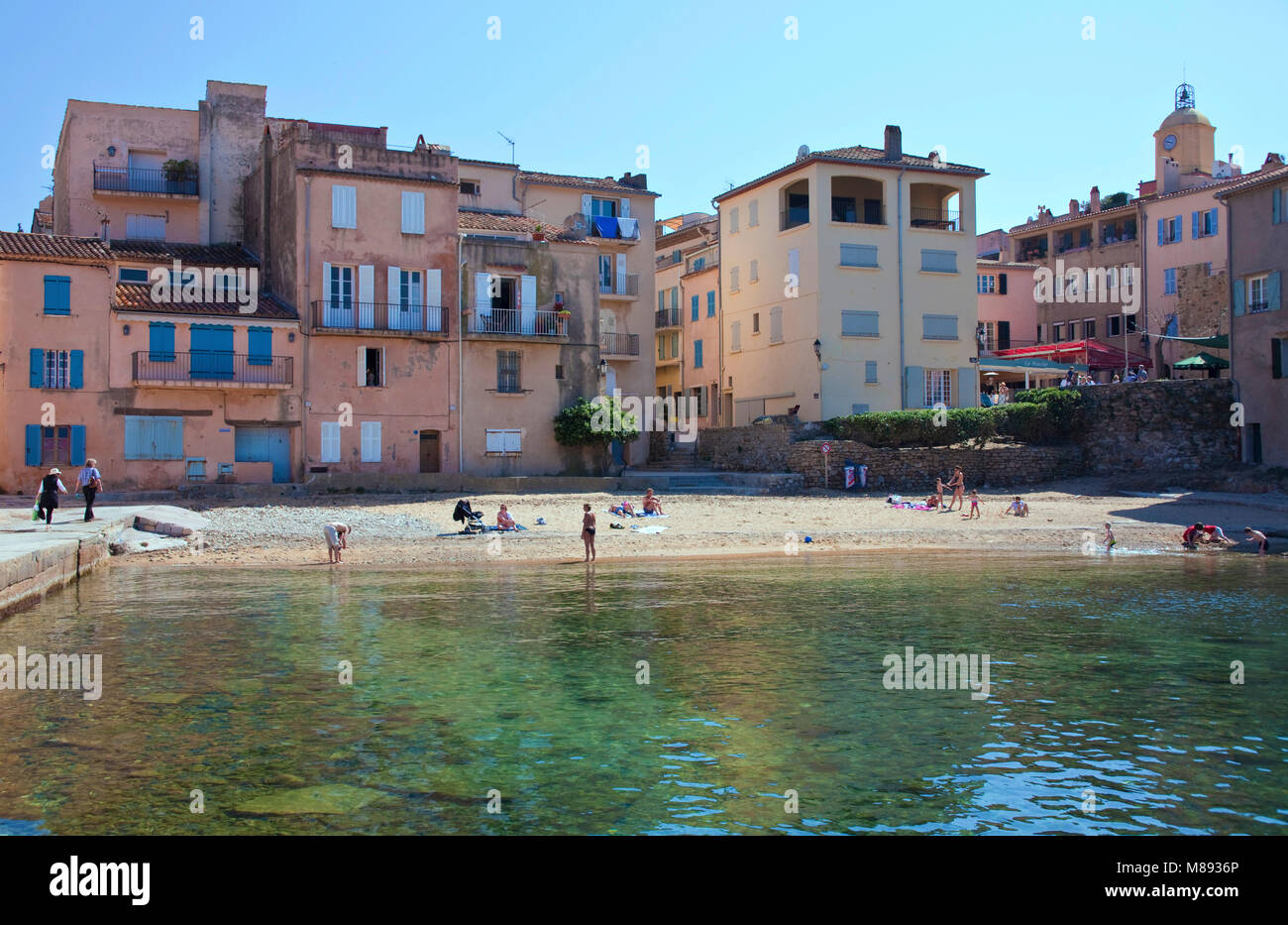La Vieille Tour, porto vecchio con piccola spiaggia, il centro storico di Saint Tropez, riviera francese, il sud della Francia, Cote d'Azur, in Francia, in Europa Foto Stock