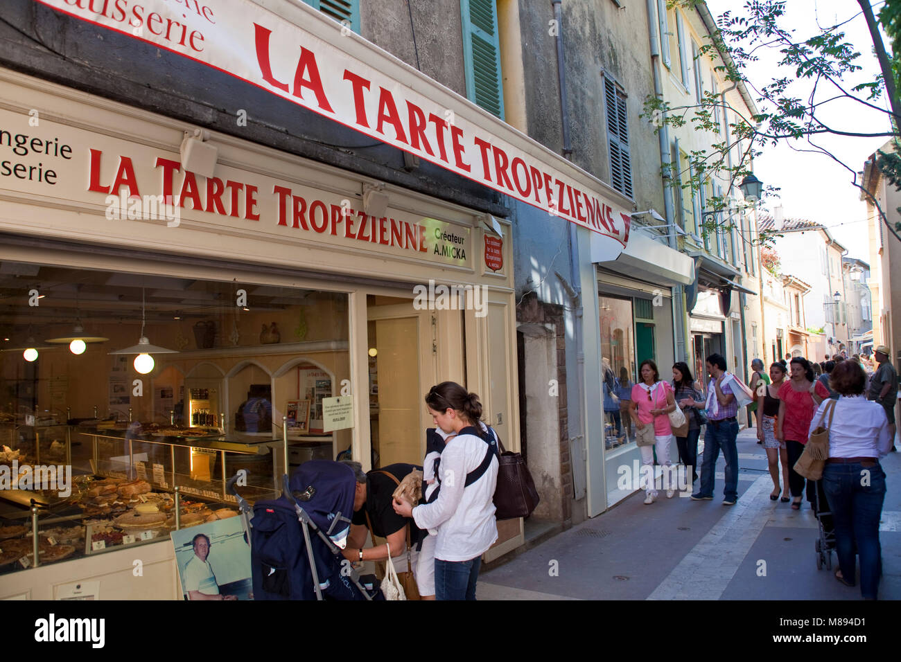 Pastry Shop vende 'tarte Tropezienne' una torta locale specialità di Saint-Tropez, riviera francese, il sud della Francia, Cote d'Azur, in Francia, in Europa Foto Stock