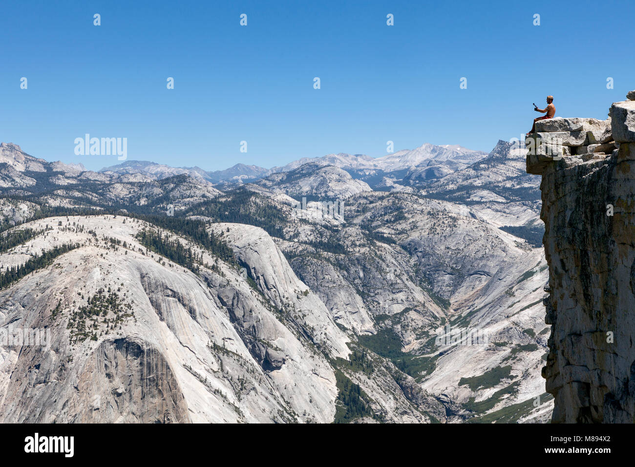 CA02883-00...CALIFORNIA - Vertice di mezza cupola con vista su Tenaya Canyon nel Parco Nazionale di Yosemite. Foto Stock