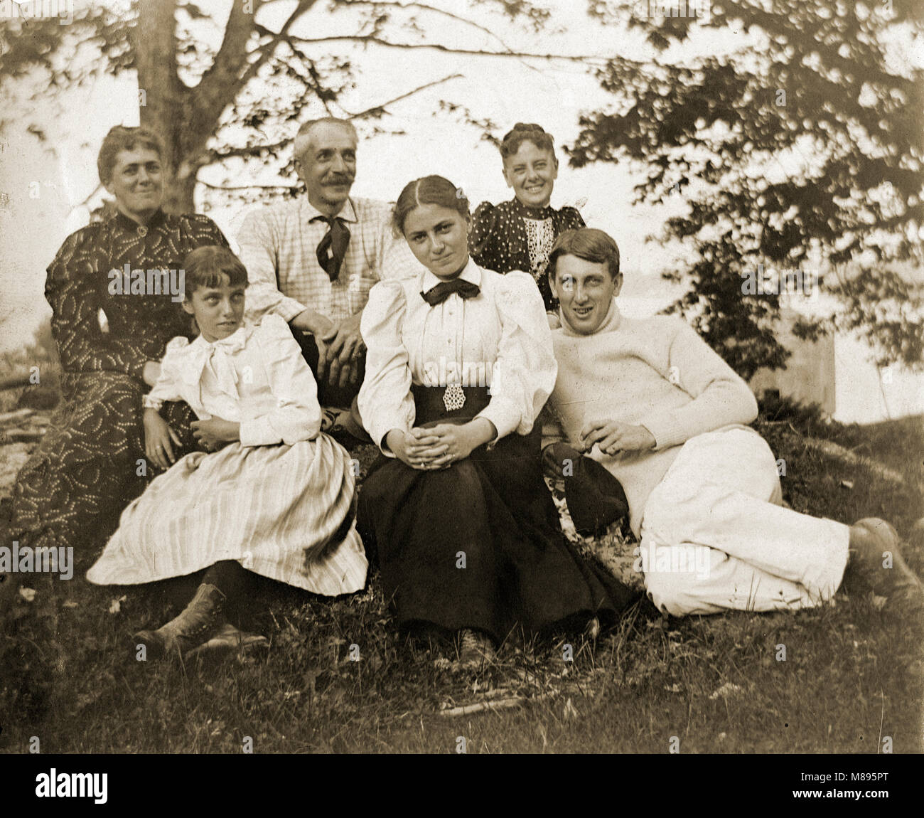 Antique circa 1905 fotografia, famiglia fotografia di gruppo. La posizione è in o vicino a Riggsville (ora Robinhood), Maine in Sagadahoc County, Stati Uniti d'America. Foto Stock