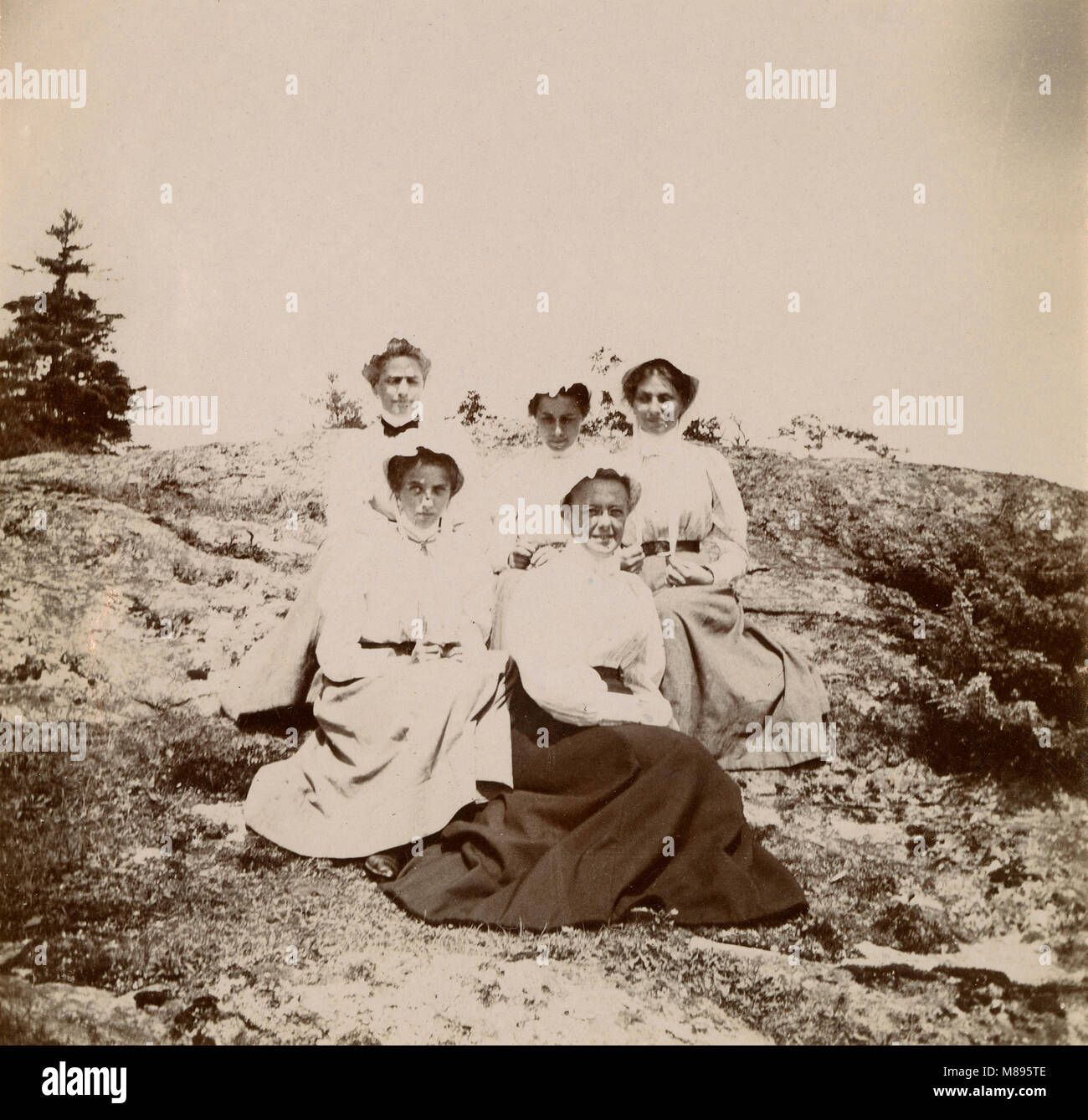 Antique circa 1905 fotografia, cinque donne posano per una foto di gruppo. La posizione è in o vicino a Riggsville (ora Robinhood), Maine in Sagadahoc County, Stati Uniti d'America. Foto Stock