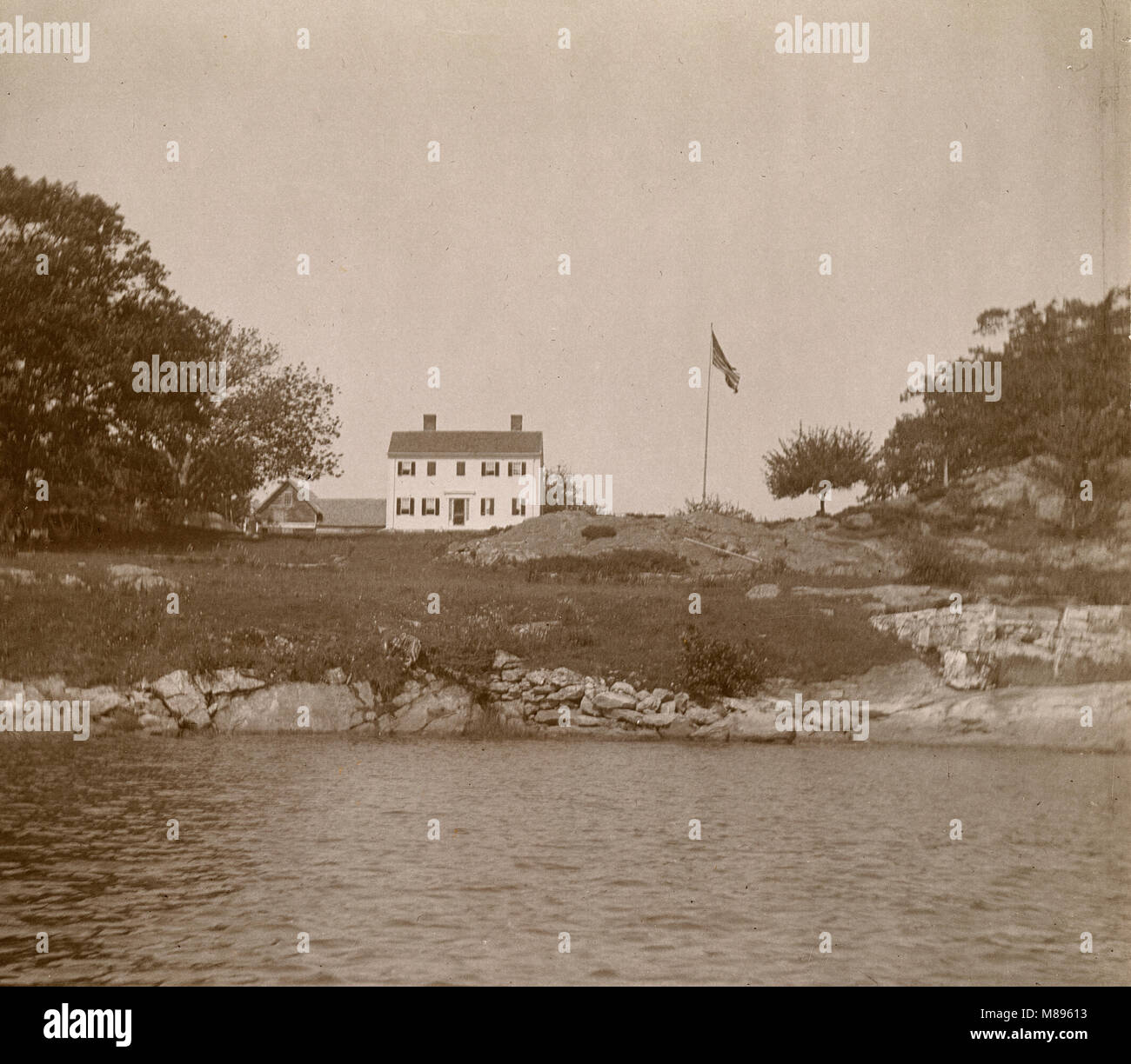 Antique circa 1905 fotografia, costiere casa vicino al fiume Sasanoa. La posizione è in o vicino a Riggsville (ora Robinhood), Maine in Sagadahoc County, Stati Uniti d'America. Foto Stock
