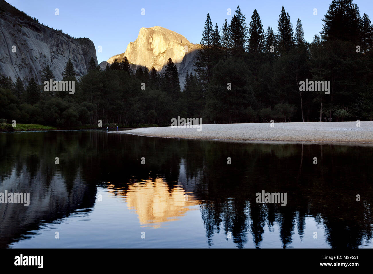 CA02894-00...CALIFORNIA - Tramonto sulla mezza cupola riflessa sul fiume Merced nel Parco Nazionale di Yosemite. Foto Stock