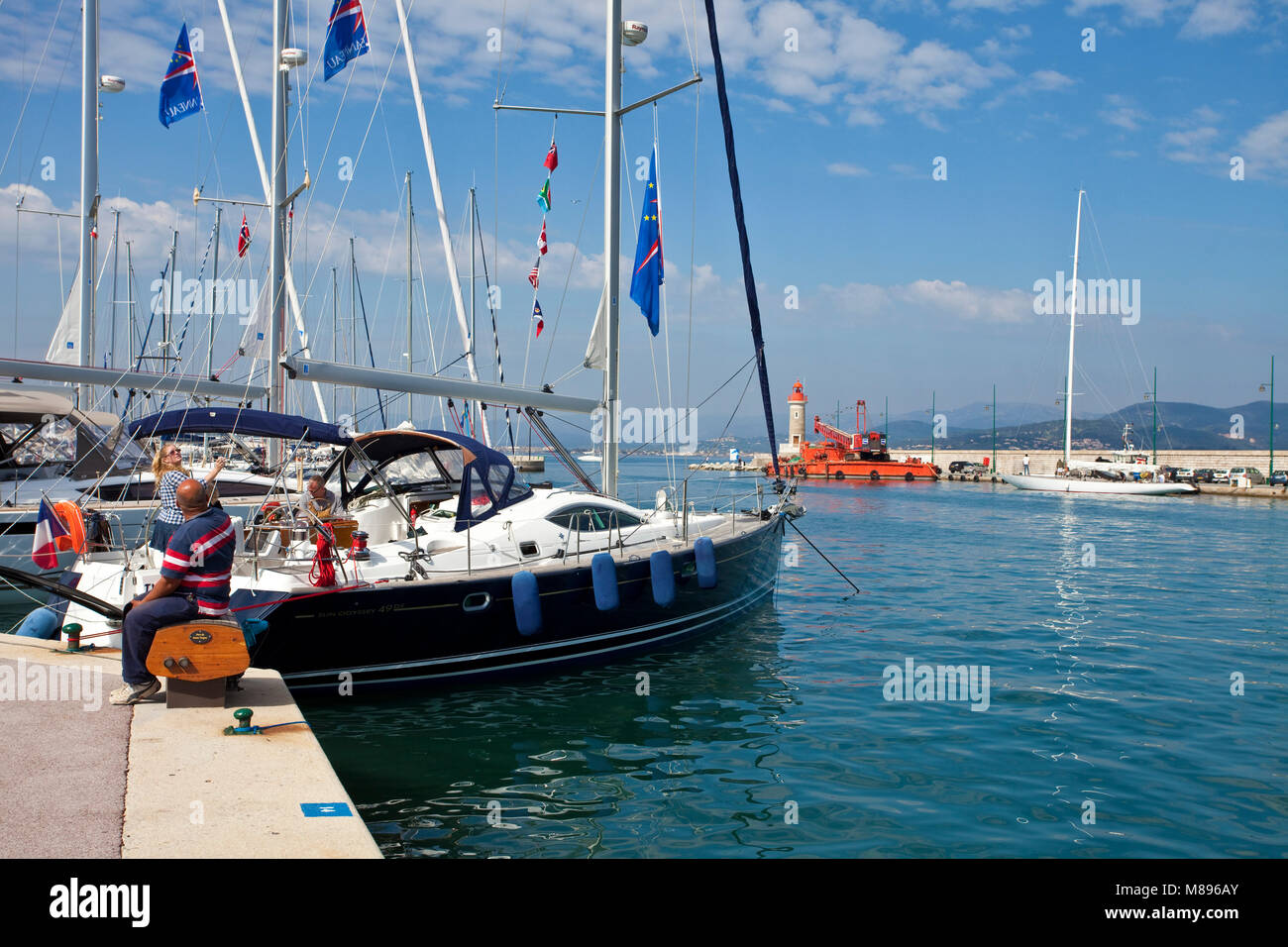 Barche a vela a Marina di Saint-Tropez, riviera francese, il sud della Francia, Cote d'Azur, in Francia, in Europa Foto Stock