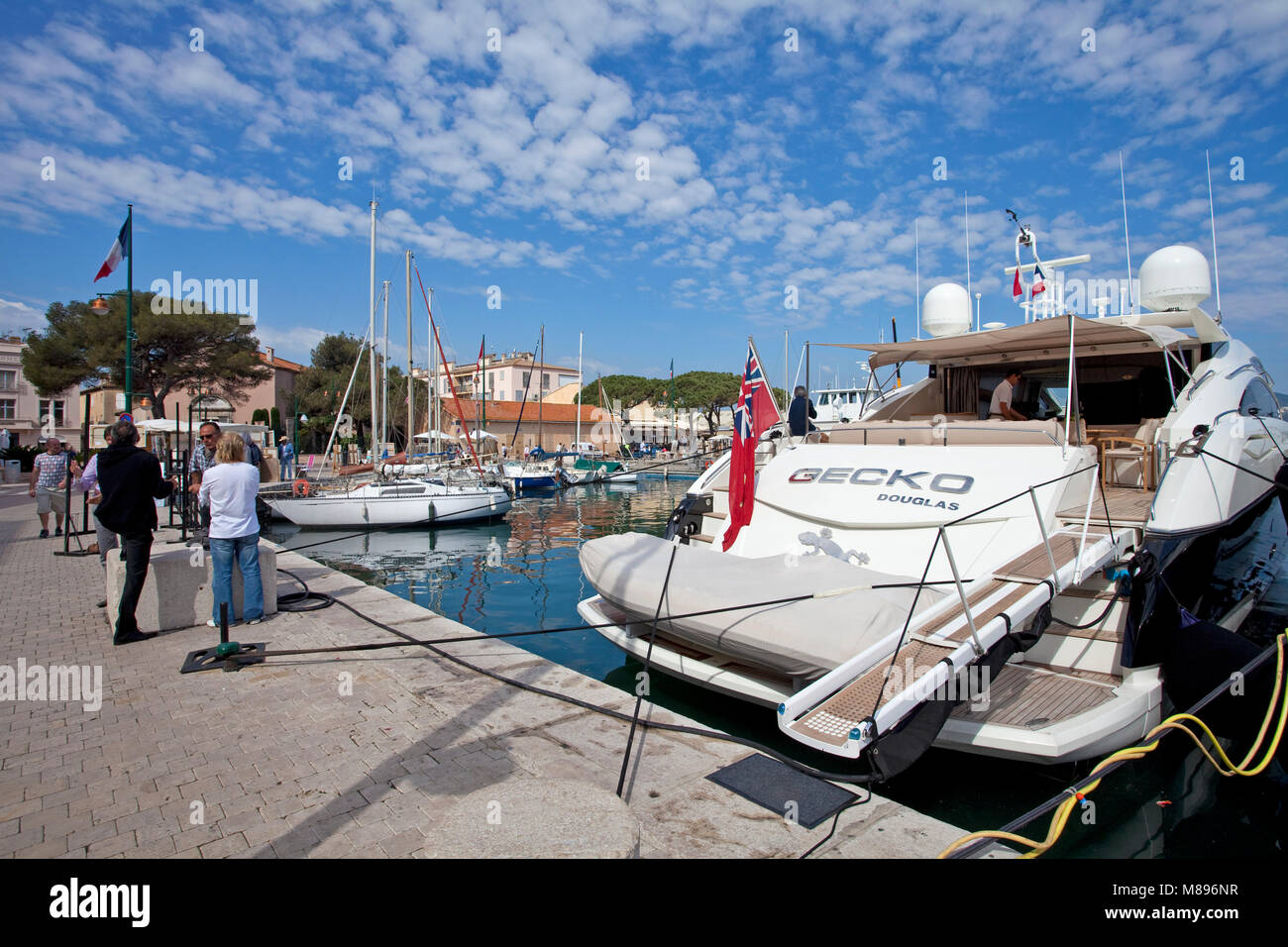 Yacht di lusso al porto di Saint-Tropez, riviera francese, il sud della Francia, Cote d'Azur, in Francia, in Europa Foto Stock