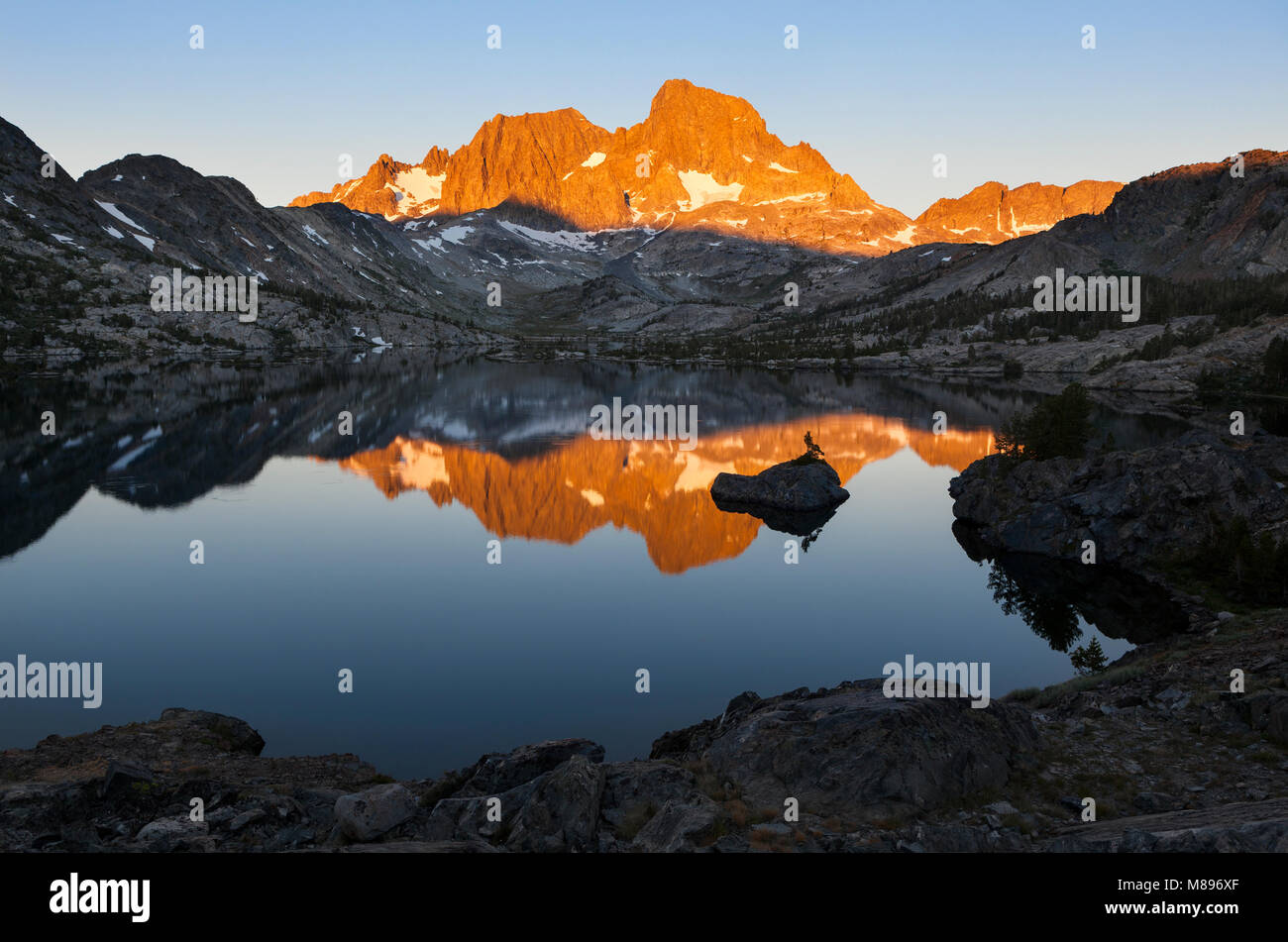 CA02911-00...CALIFORNIA - Banner Peak e Monte Ritter riflessa nel lago di granato, Ansel Adams Wilderness. Foto Stock