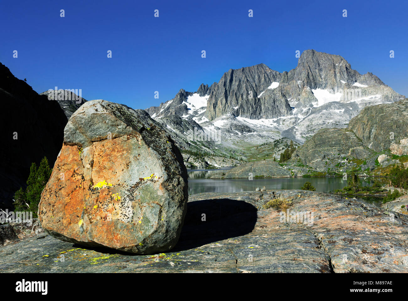 CA02913-00...CALIFORNIA - Banner Peak e Monte Ritter con il lago di granato in Ansel Adams Wilderness. Foto Stock
