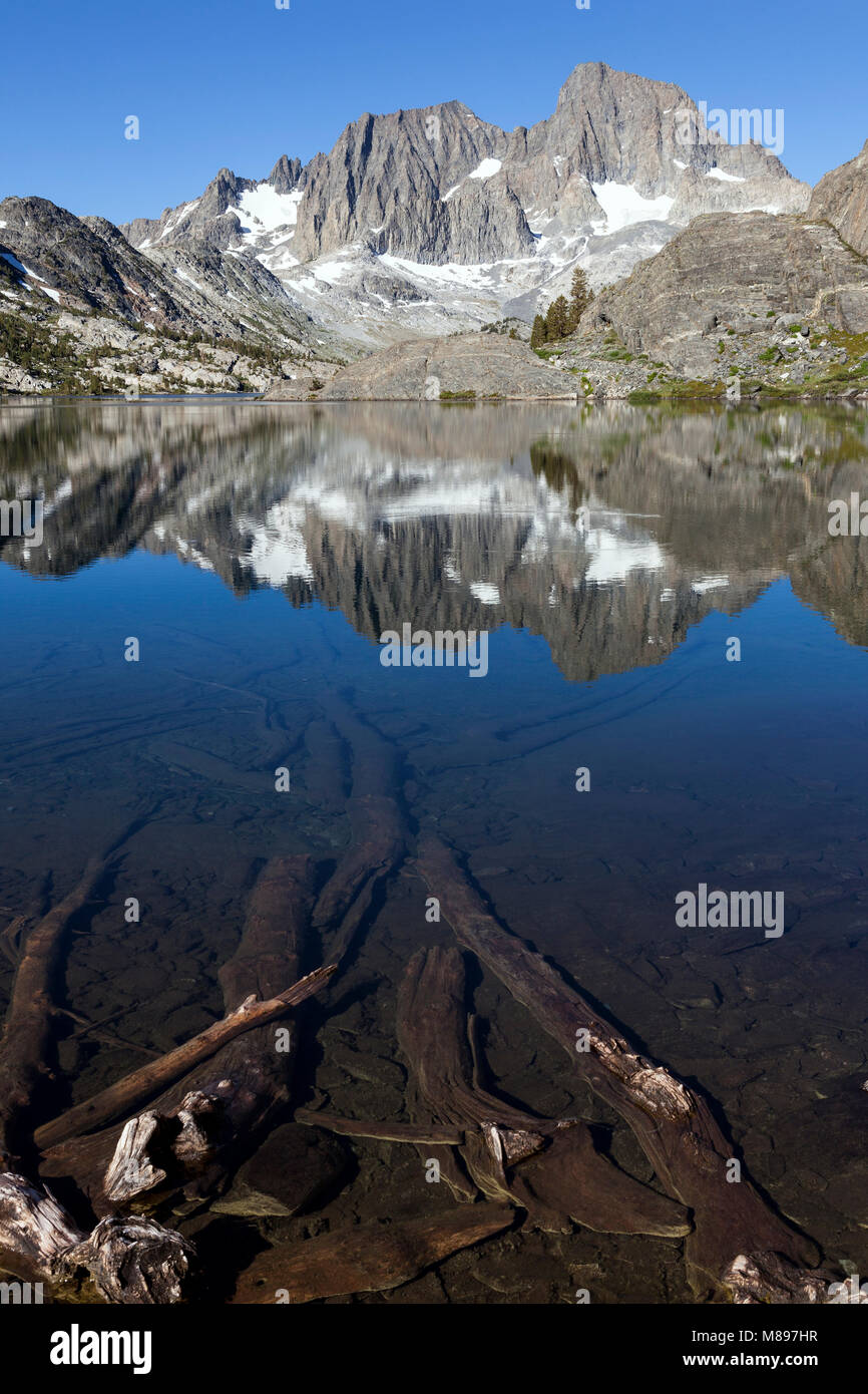 CA02917-00...CALIFORNIA - Banner Peak e Monte Ritter riflessa nel lago di granato, Ansel Adams Wilderness. Foto Stock