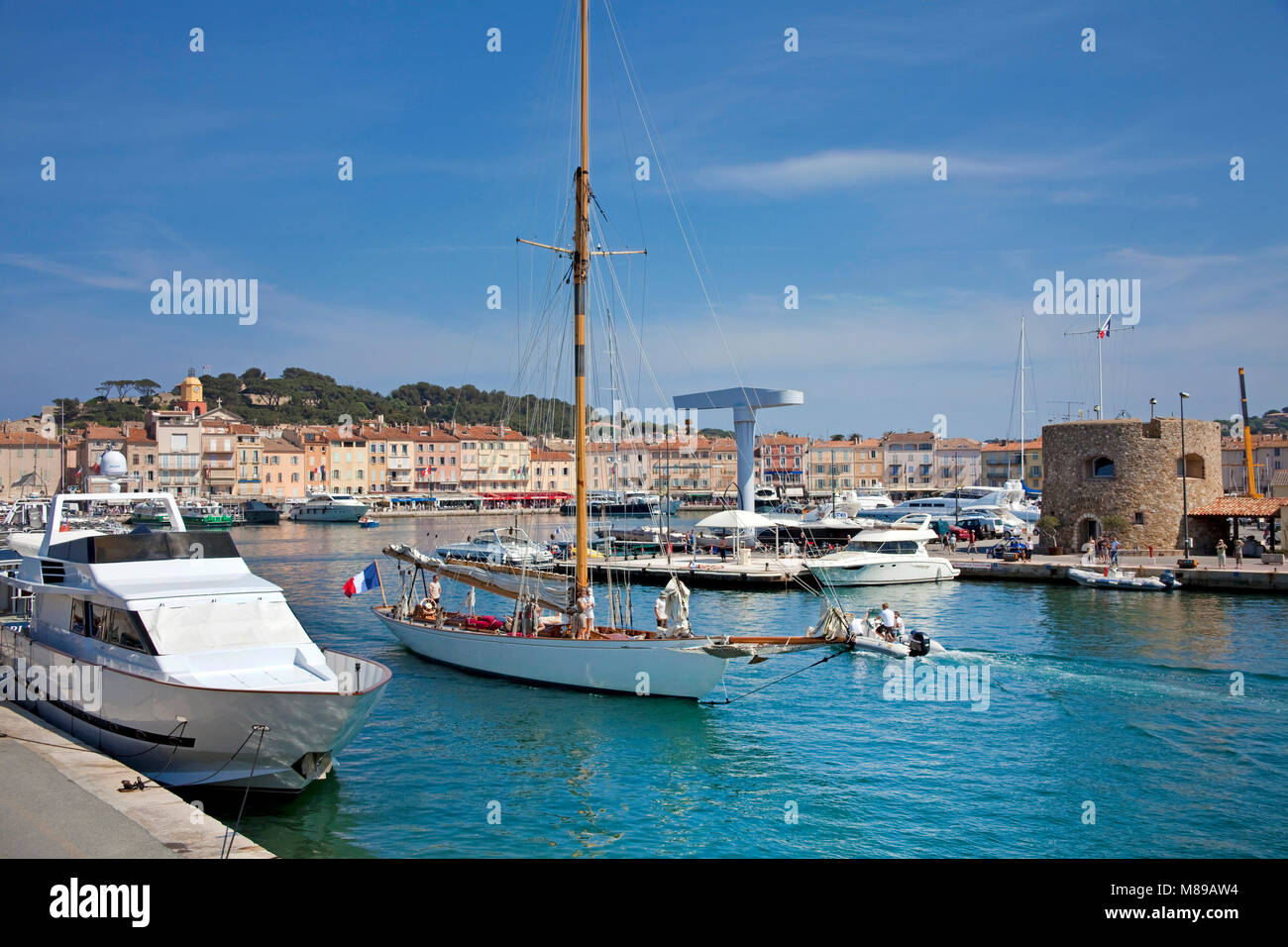Barca a vela che lascia il porto di Saint-Tropez, riviera francese, il sud della Francia, Cote d'Azur, in Francia, in Europa Foto Stock
