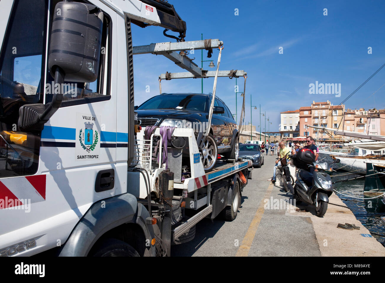 Il traino di un badge di parcheggio al porto di Saint-Tropez, riviera francese, il sud della Francia, Cote d'Azur, in Francia, in Europa Foto Stock