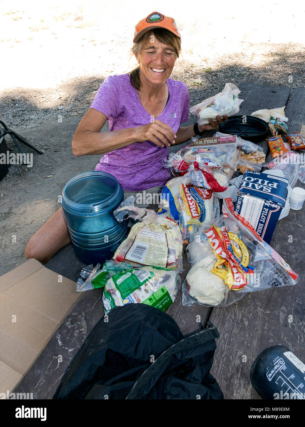 CA03358-00...CALIFORNIA - Cibo resuply lungo il John Muir Trail a Rossi di prati in Devils Post pila monumento nazionale . Signor# S1) Foto Stock