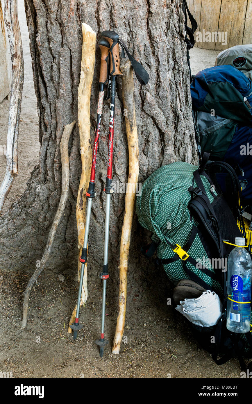 CA03360-00...CALIFORNIA - Bastoni da passeggio, naturali e l'uomo fatto a Prati rosso in Devils Post pila monumento nazionale. Foto Stock