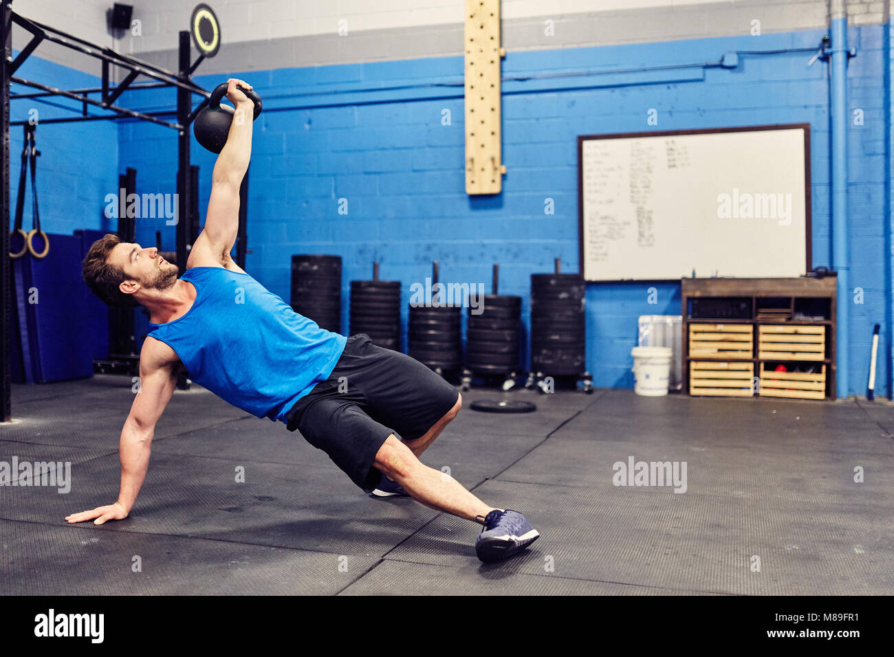 Giovane Maschio caucasico funziona Foto Stock