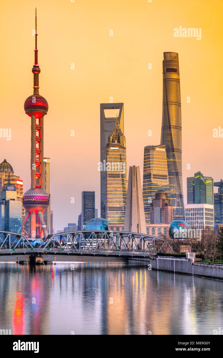 Shanghai skyline della città, vista dei grattacieli di Pudong e ponte Waibaidu dal Fiume Huangpu. Cina. Foto Stock