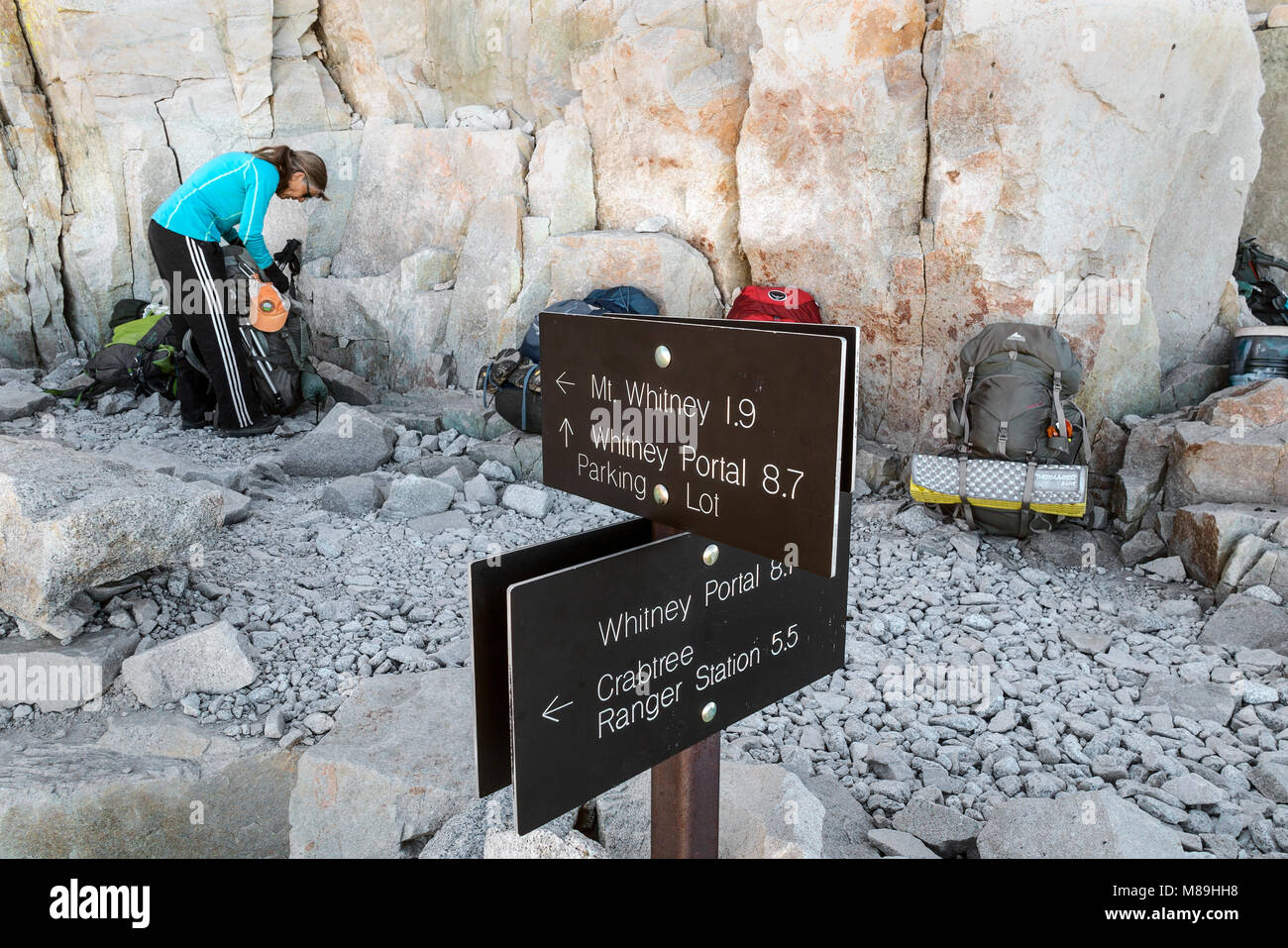 CA03418-00...CALIFORNIA - Trail Pass è il bivio per il sentiero a Mt Whitney vertice. Lago di chitarra e Whitney Portal. (MR# S1) Foto Stock