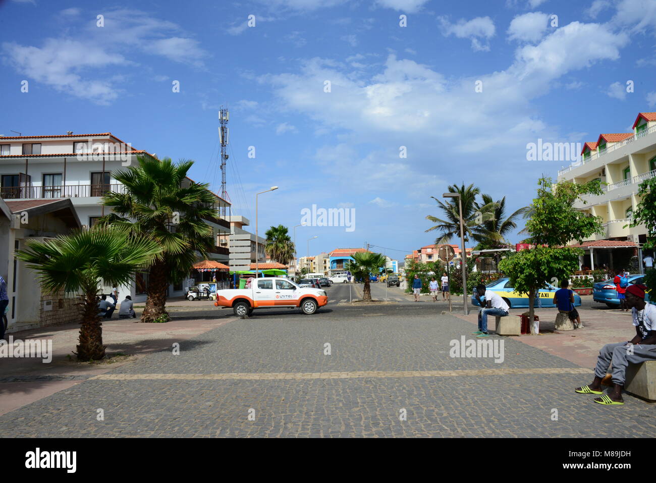 Street nel centro di Santa Maria città sulla isola di Sal, in Capo Verde (Africa). Capo Verde è un ex colonia portoghese nell'Oceano Atlantico. Foto Stock