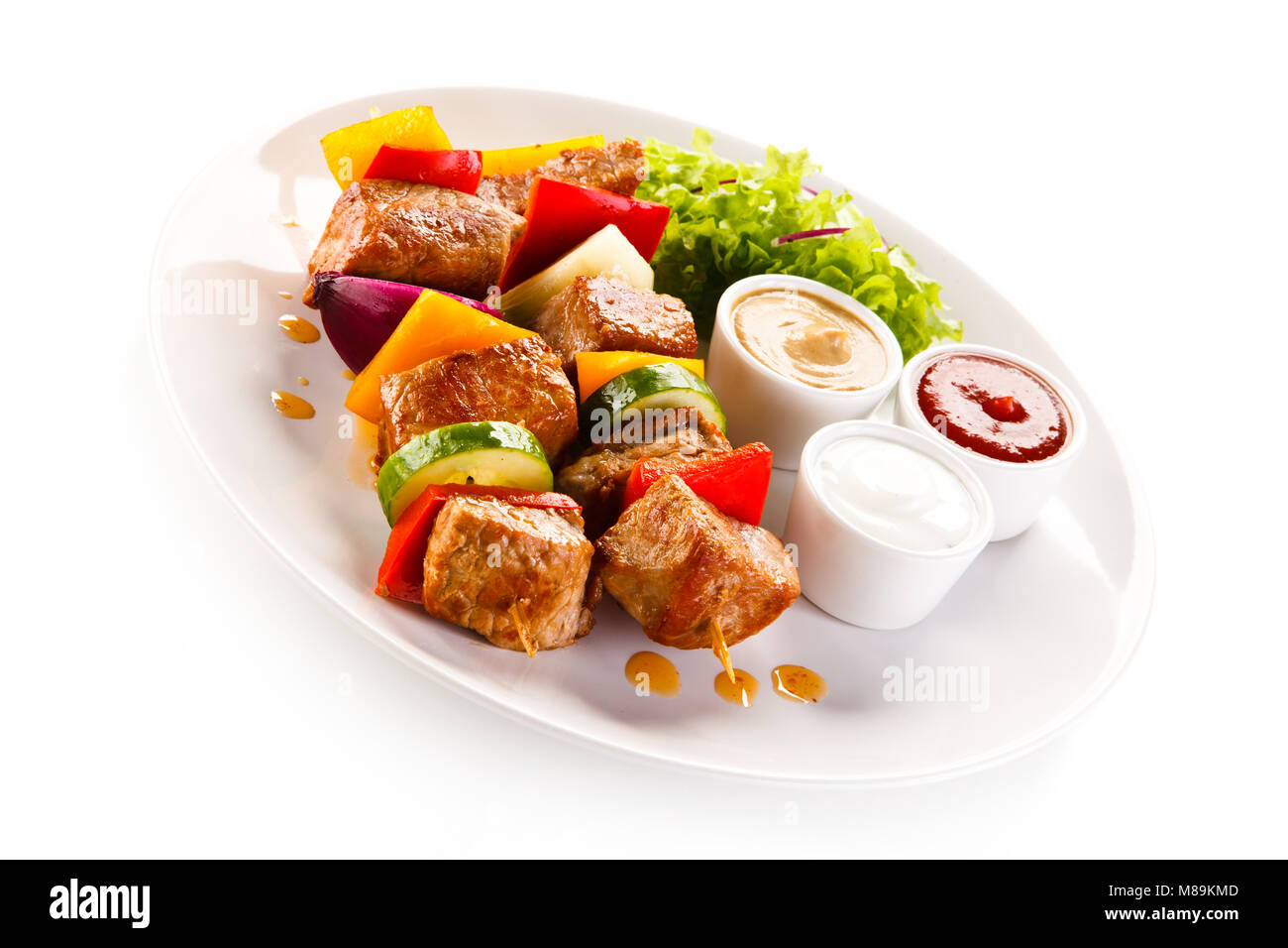 Grigliate di carne e verdure su sfondo bianco Foto Stock