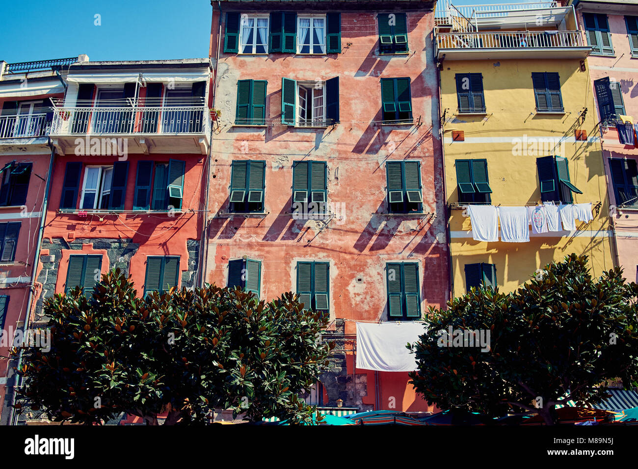 Vestiti appendere fuori dalla classica finestra italiana e architettura Foto Stock