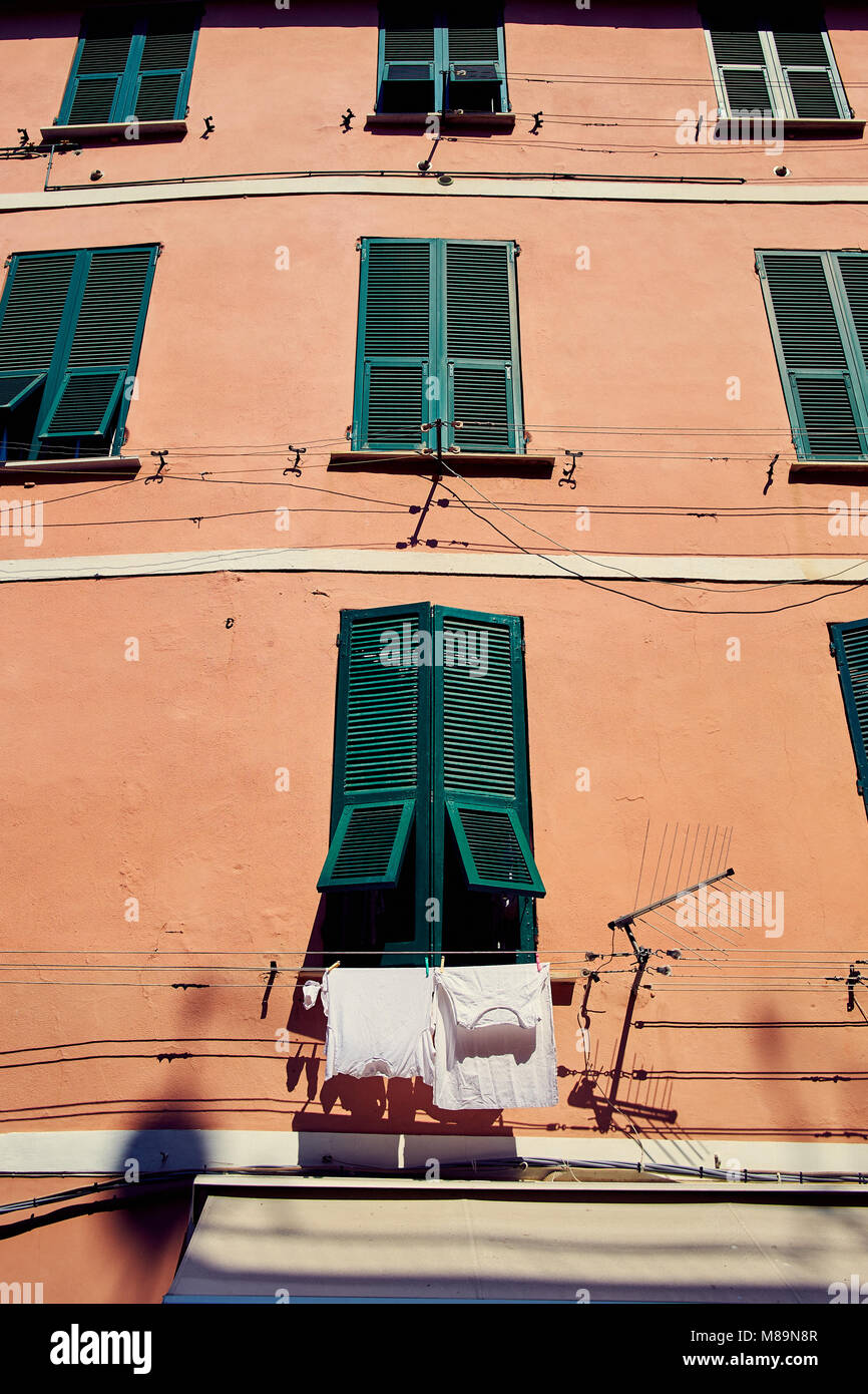 Vestiti appesi al di fuori di un classico finestra italiana Foto Stock