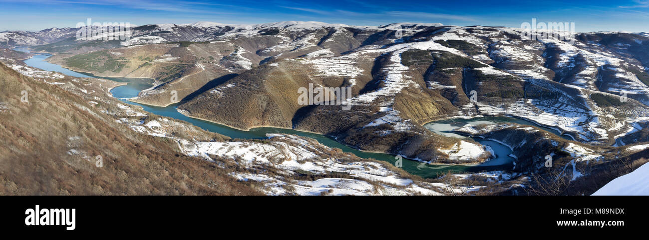 Vista panoramica di meandro, lago riflettente Zavoj sulla vecchia montagna in Serbia Foto Stock