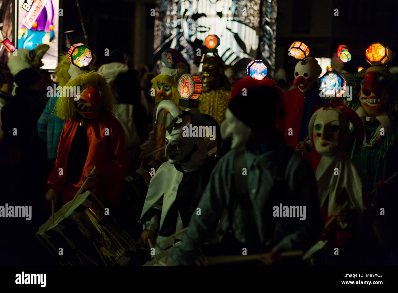 Stadthausgasse, Basilea, Svizzera - Febbraio 19th, 2018. Primo piano del carnevale i partecipanti indossano costumi individuali con mascherina illuminata lanterne. Foto Stock