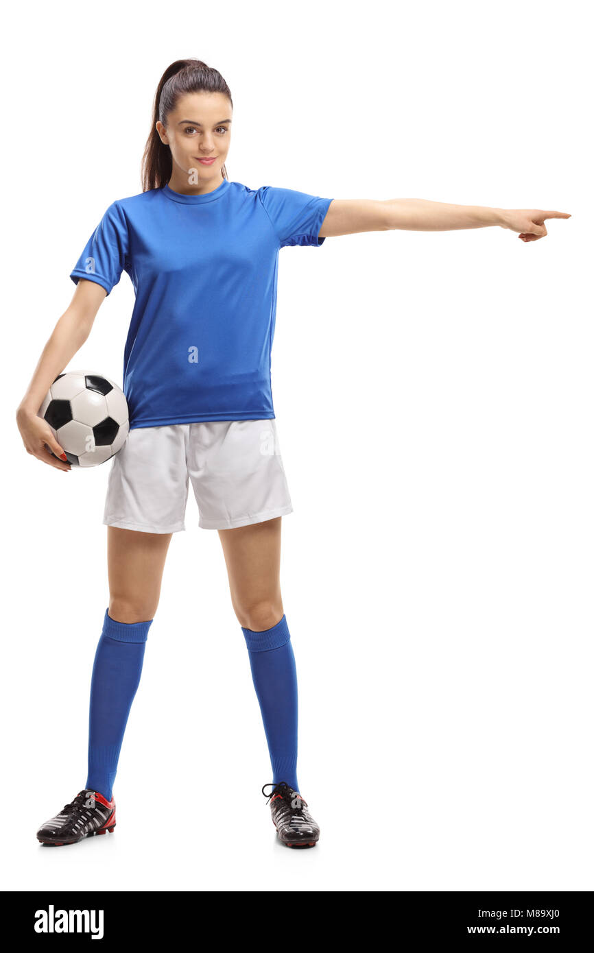 A piena lunghezza verticale di una femmina di giocatore di calcio rivolto isolati su sfondo bianco Foto Stock