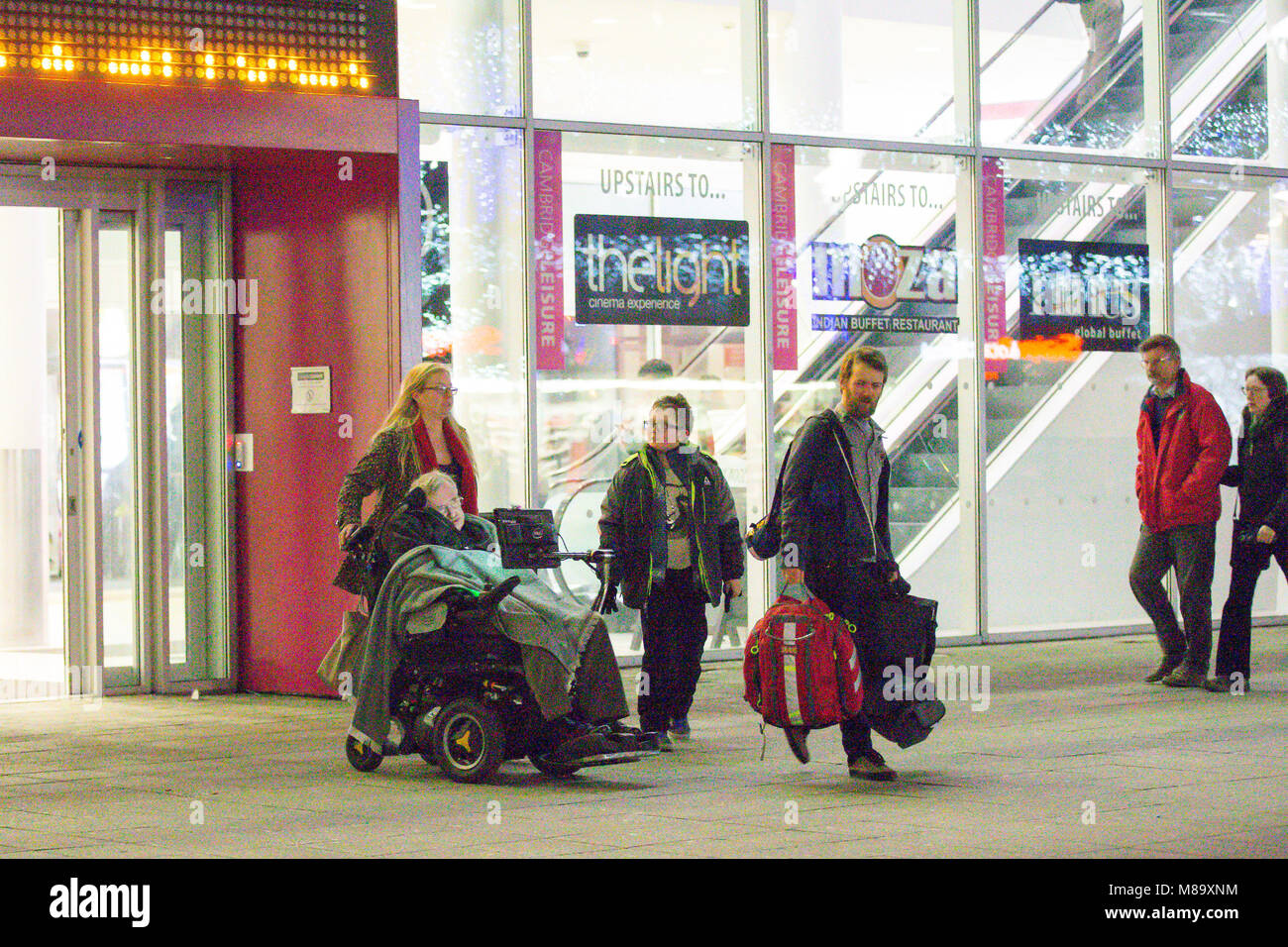 Foto datata gennaio 2017 mostra il professor Stephen Hawking dopo andando al cinema a Cambridge per guardare Star Wars su suo settantacinquesimo compleanno. Rinomato in tutto il mondo fisico Stephen Hawking è morto all età di 76. Morì serenamente nella sua casa di Cambridge nelle prime ore di mercoledì, la sua famiglia ha detto. Il scienziato britannico era famoso per il suo lavoro con i buchi neri e relatività e scrisse alcuni popular science books include una breve storia del tempo. Foto Stock