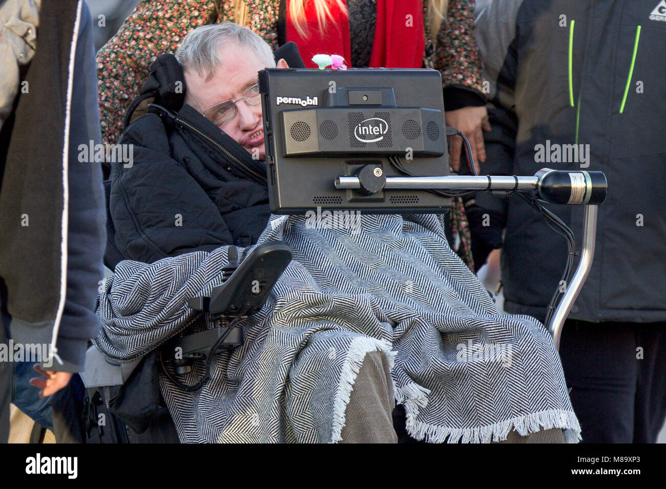 Foto datata gennaio 2017 mostra il professor Stephen Hawking dopo andando al cinema a Cambridge per guardare Star Wars su suo settantacinquesimo compleanno. Rinomato in tutto il mondo fisico Stephen Hawking è morto all età di 76. Morì serenamente nella sua casa di Cambridge nelle prime ore di mercoledì, la sua famiglia ha detto. Il scienziato britannico era famoso per il suo lavoro con i buchi neri e relatività e scrisse alcuni popular science books include una breve storia del tempo. Foto Stock