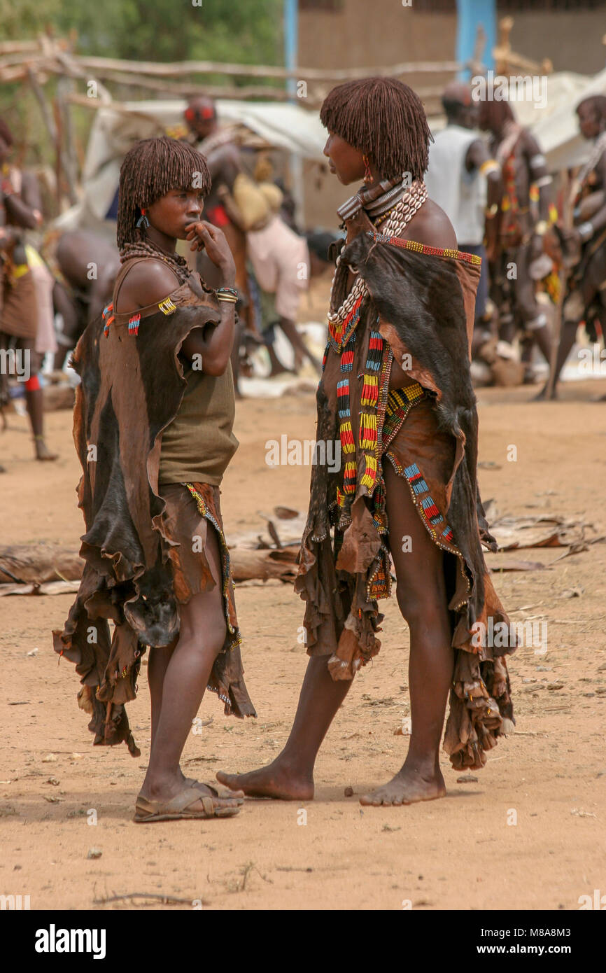 Africa, Etiopia, Omo River Valley Hamer Tribe donna. Il pelo è rivestito con fango ocra e grasso animale Foto Stock