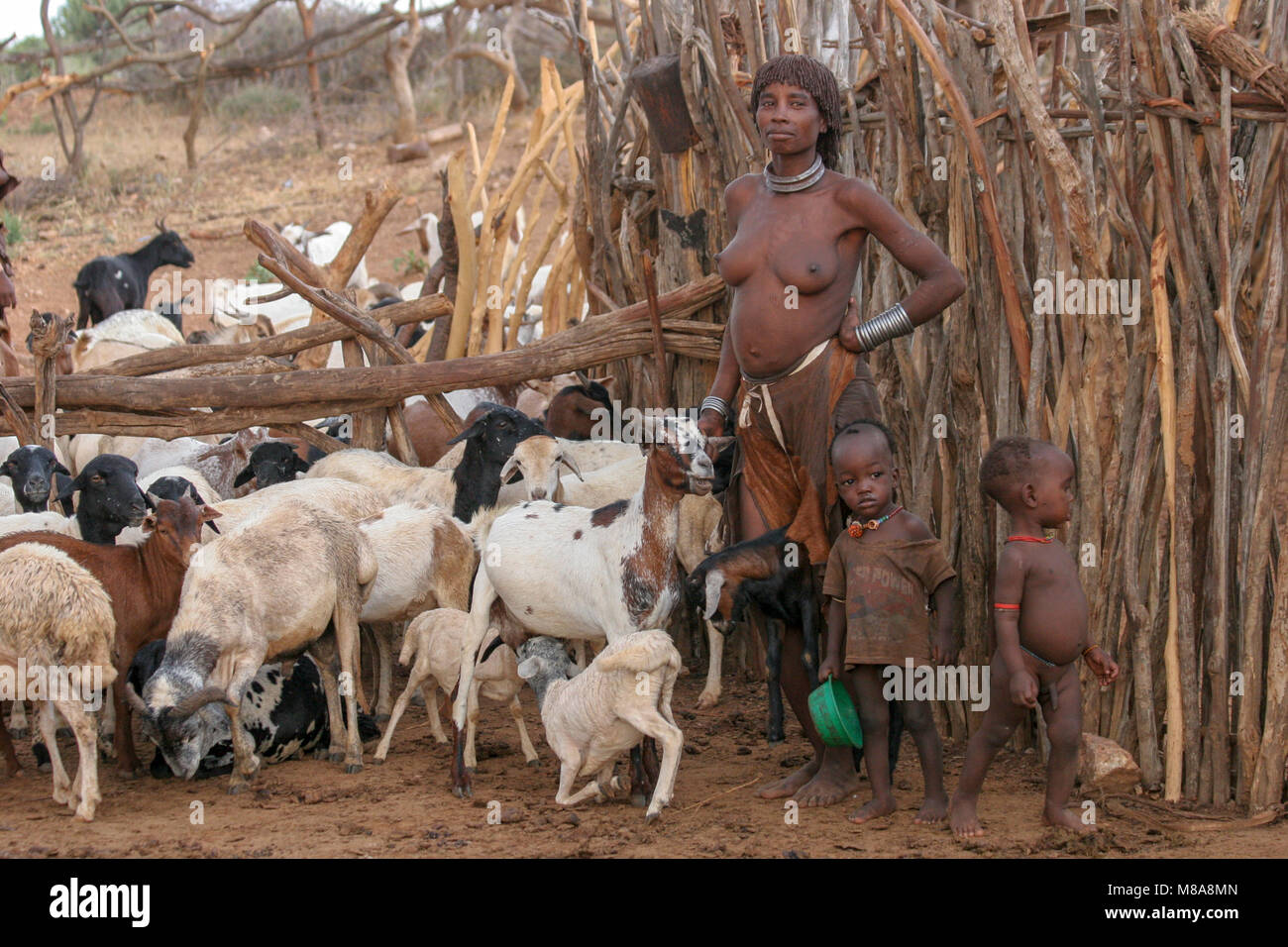 Africa, Etiopia, Omo River Valley Hamer Tribe donna. Il pelo è rivestito con fango ocra e grasso animale Foto Stock