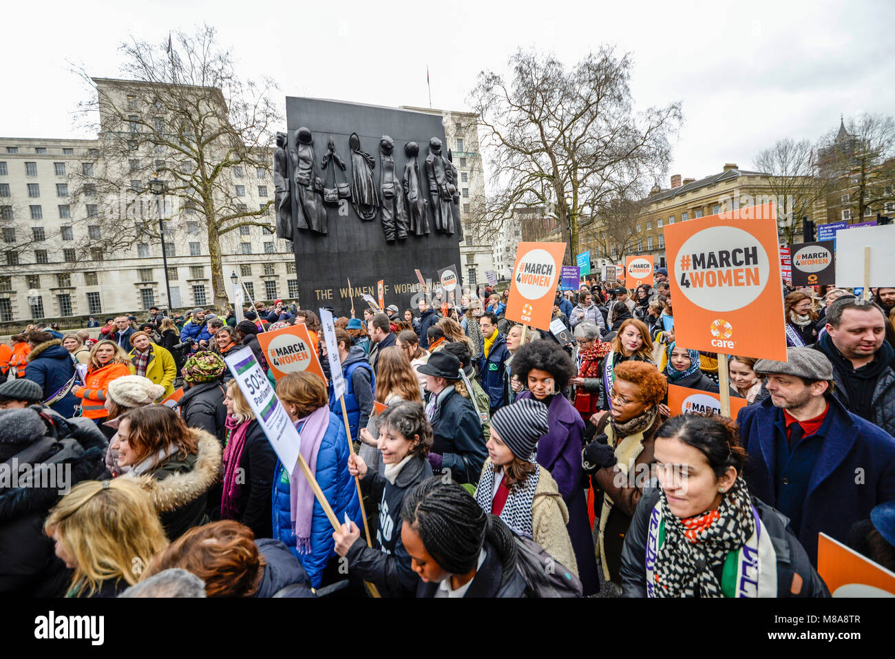 Manifestanti marzo passato le donne della II Guerra Mondiale monumento all'4 marzo alle donne parità delle donne protesta organizzata da Care International a Londra Foto Stock