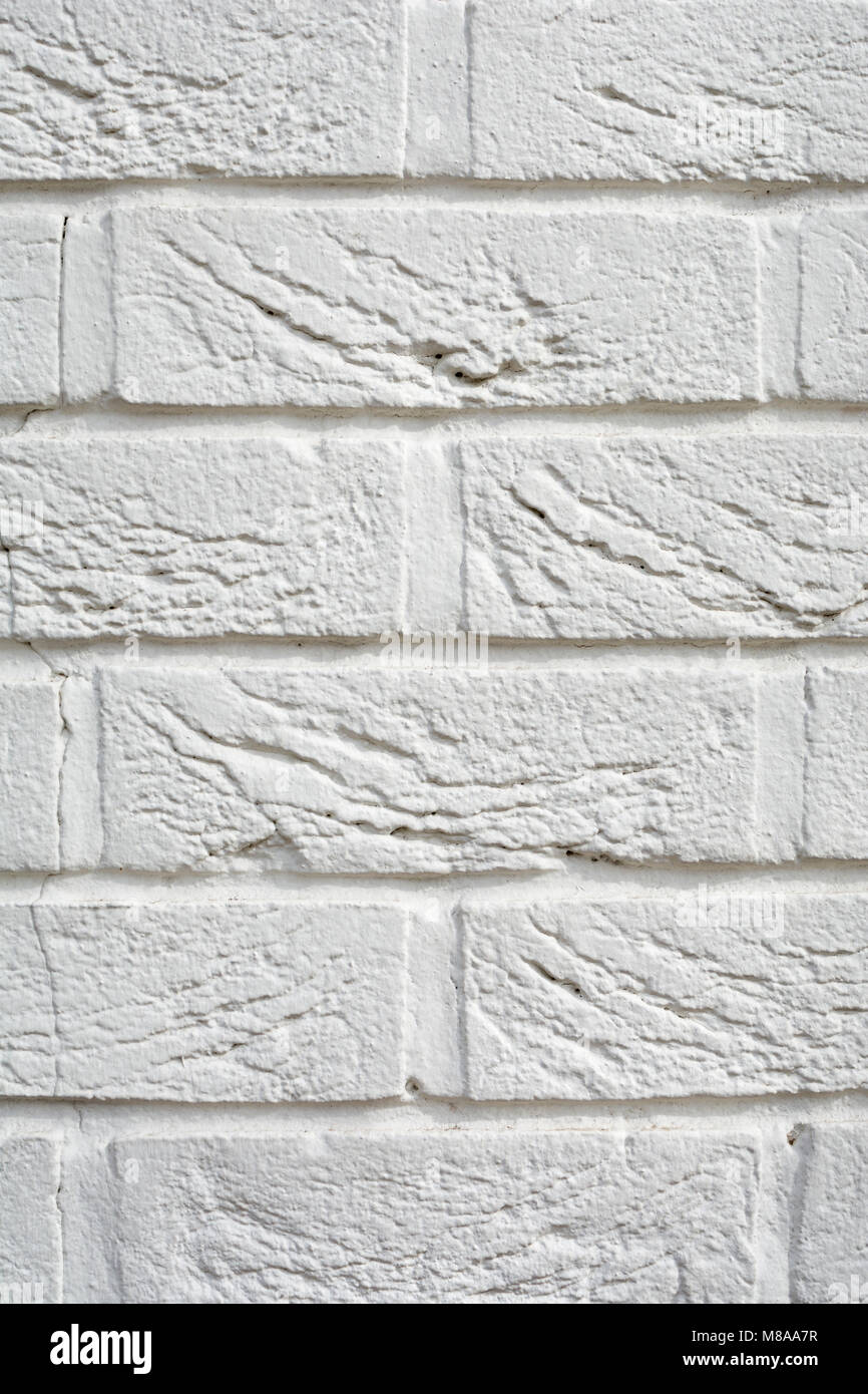 Dipinto di bianco di un muro di mattoni Foto Stock