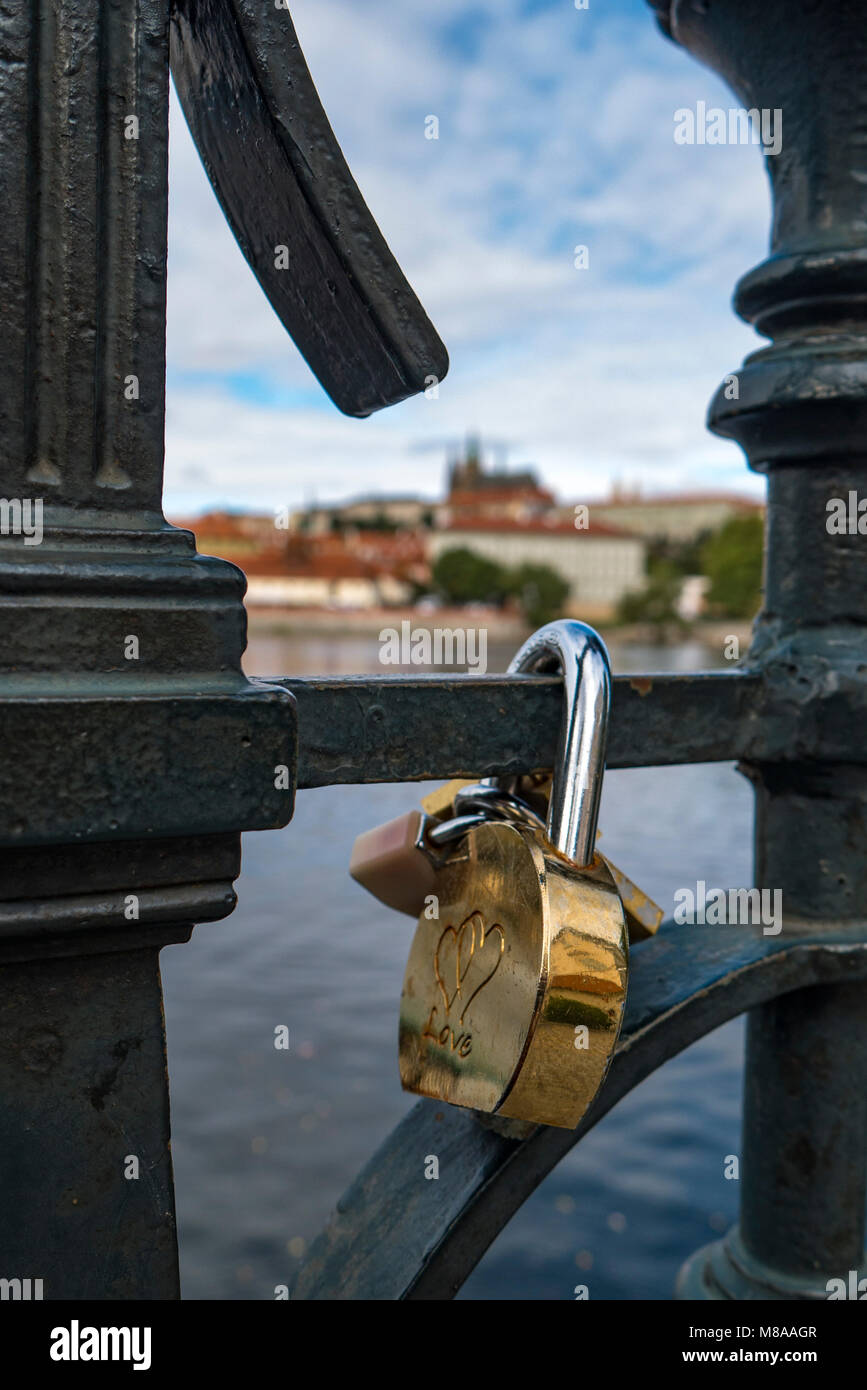 Amore si blocca su una rotaia a Praga in background, defoccused è il Castello di Praga Foto Stock