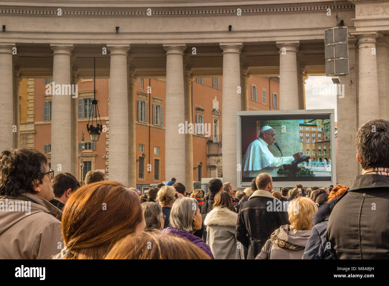 Città del Vaticano - 25 dicembre 2014: Papa Francesco offre il suo tradizionale benedizione Urbi et Orbi messaggio dal balcone della Basilica di San Pietro Foto Stock