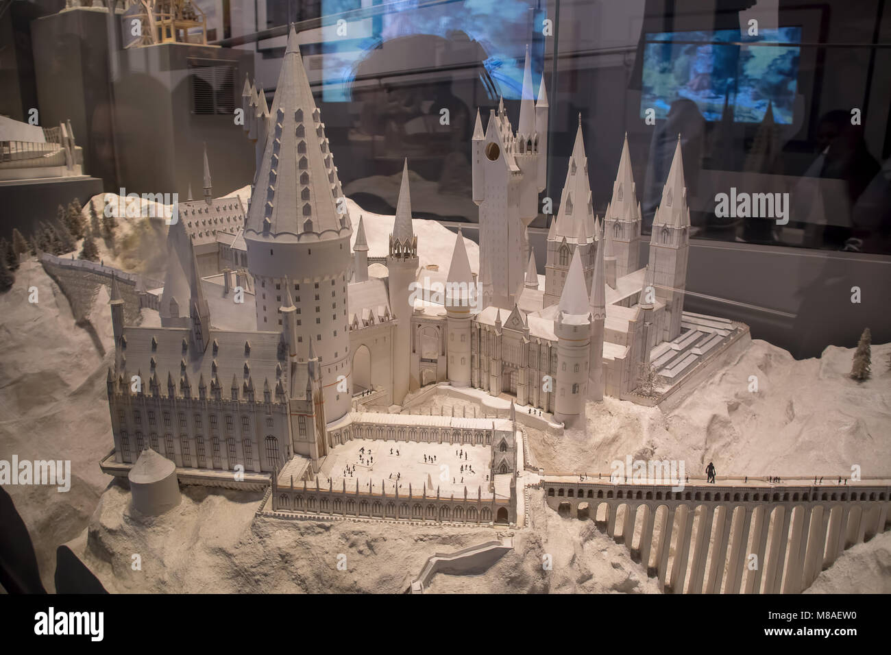 LEAVESDEN, Regno Unito - 24 FEBBRAIO 2018: modello di cartone di Hogwarts Castello alla realizzazione di Harry Potter tour di Warner Bros studio a Leavesden, REGNO UNITO Foto Stock