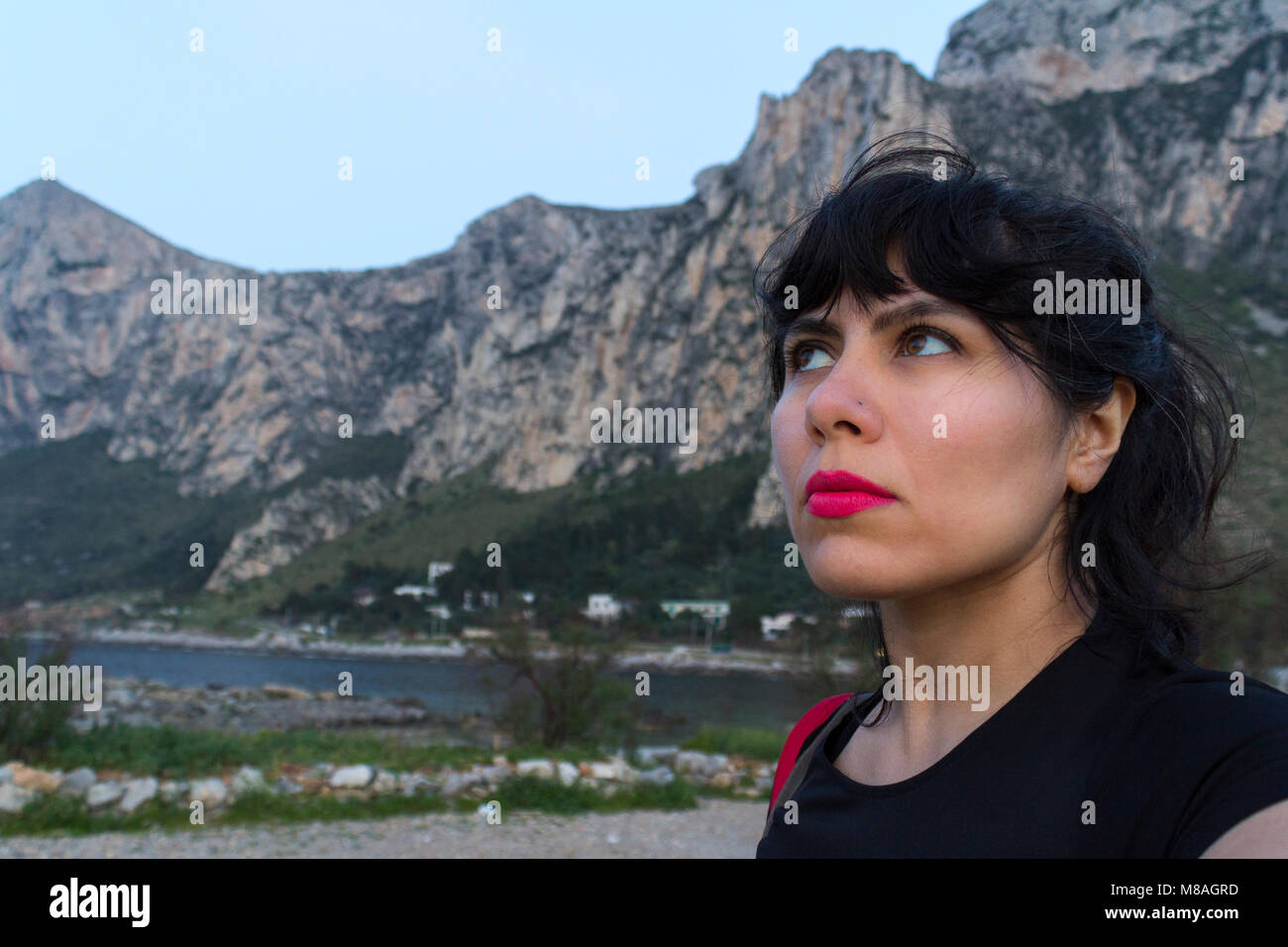 Ritratto di una donna ispanica ai piedi del Monte Gallo. Palermo, Sicilia. Italia Foto Stock