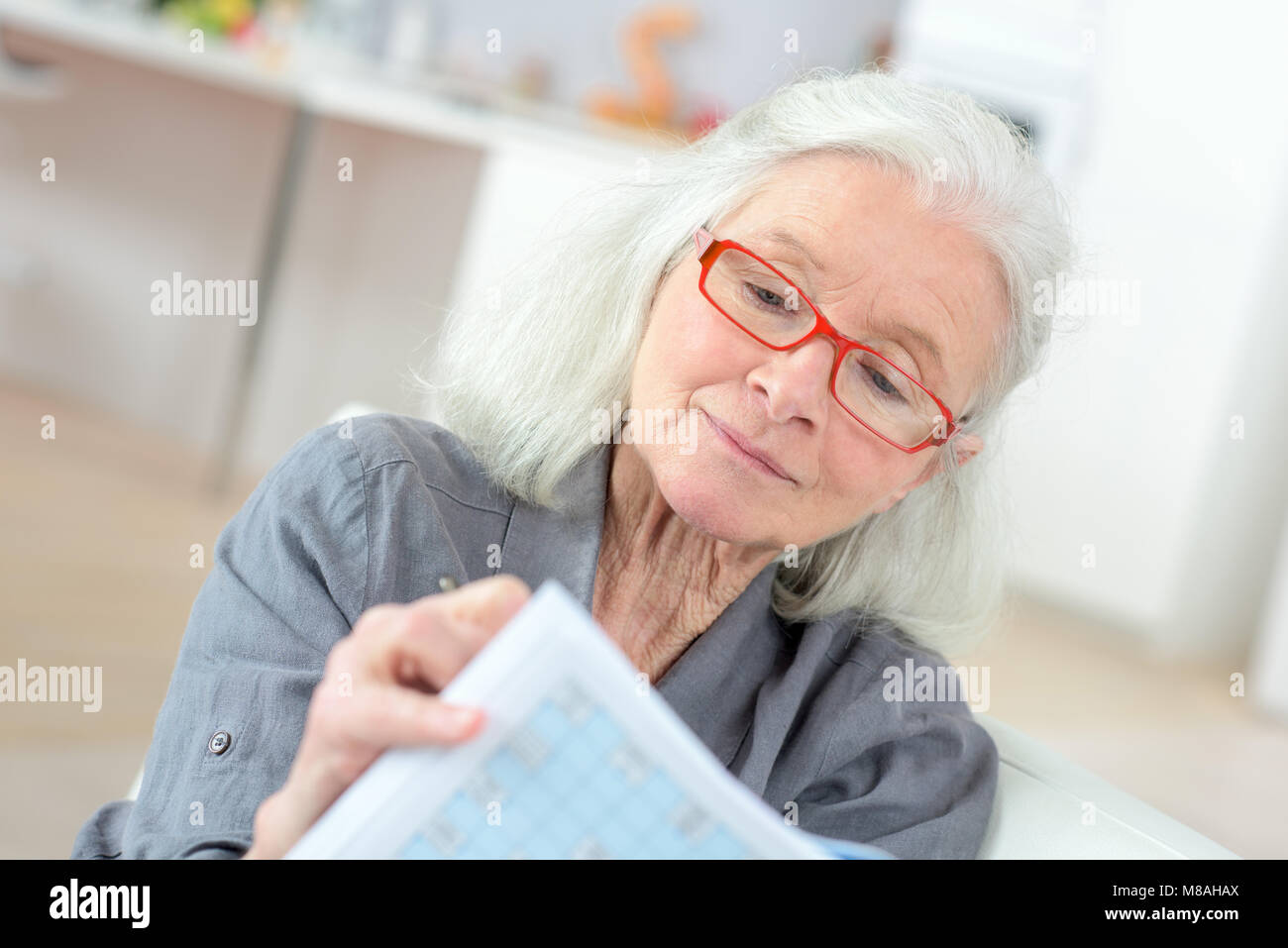 Donna anziana facendo puzzle Foto Stock