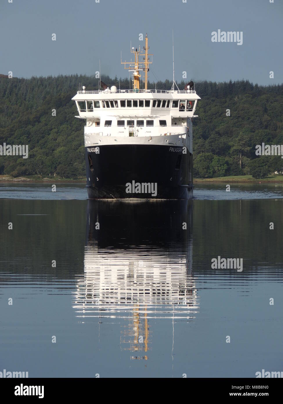 Caledonian MacBrayne's MV Finlaggan arrivando a Kennacraig Ferry Terminal sulla penisola di Kintyre in Argyll & Bute. Foto Stock