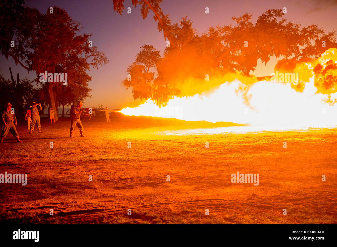 Stati Uniti Marine Corps Brigadiere Generale Austin E. Renforth, Comandante Generale dei Marine Corps reclutare Depot Parris Island/Orientale Regione di reclutamento, incendi una fiamma thrower durante l annuale Parris Isola dei vigili del fuoco albero di Natale il falò a Elliot's Beach in Marine Corps reclutare Depot Parris Island, S.C., il 23 febbraio 2018. L'albero di Natale il falò è un evento annuale istituito dall'Isola di Parris fire department team per il personale fisso e i civili a bordo del deposito. Foto Stock