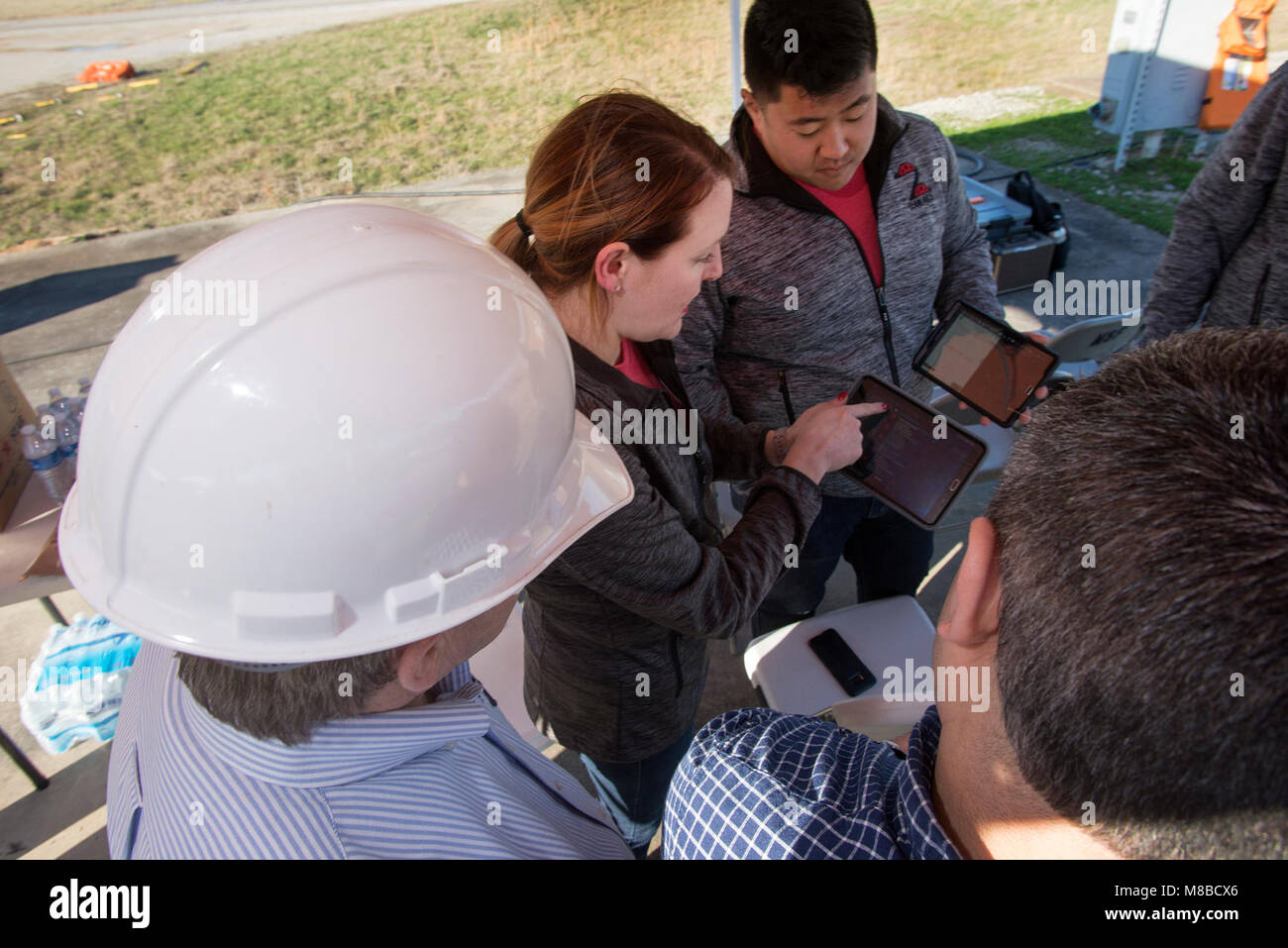 Erin seminatori, Team Wright-Patterson leader, dimostra di 2017 Air Force Research Laboratory di Sfida del comandante in giudici Feb 26, 2018 in tempo reale, come il software prodotto da il suo team possono aiutare warfighters remoto ottenere rapidamente riforniti. (U.S. Air Force Foto Stock