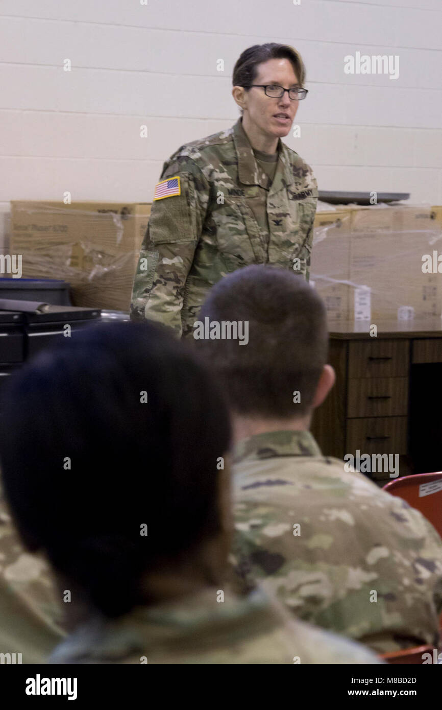 Col. Julie M. Minde, 58th Expeditionary Intelligence militare Comandante di brigata, parla alla cerimonia di distribuzione per dieci Maryland nazionale soldati di guardia la distribuzione ai piedi. Gordon, la Georgia di alloro, Maryland il Feb 26, 2018. L'Intelligenza militare i soldati si supportano il servizio attivo il comando tramite esecuzione di intelligence geospaziale immagini; analisi di overhead e immagini aeree da Foto Stock