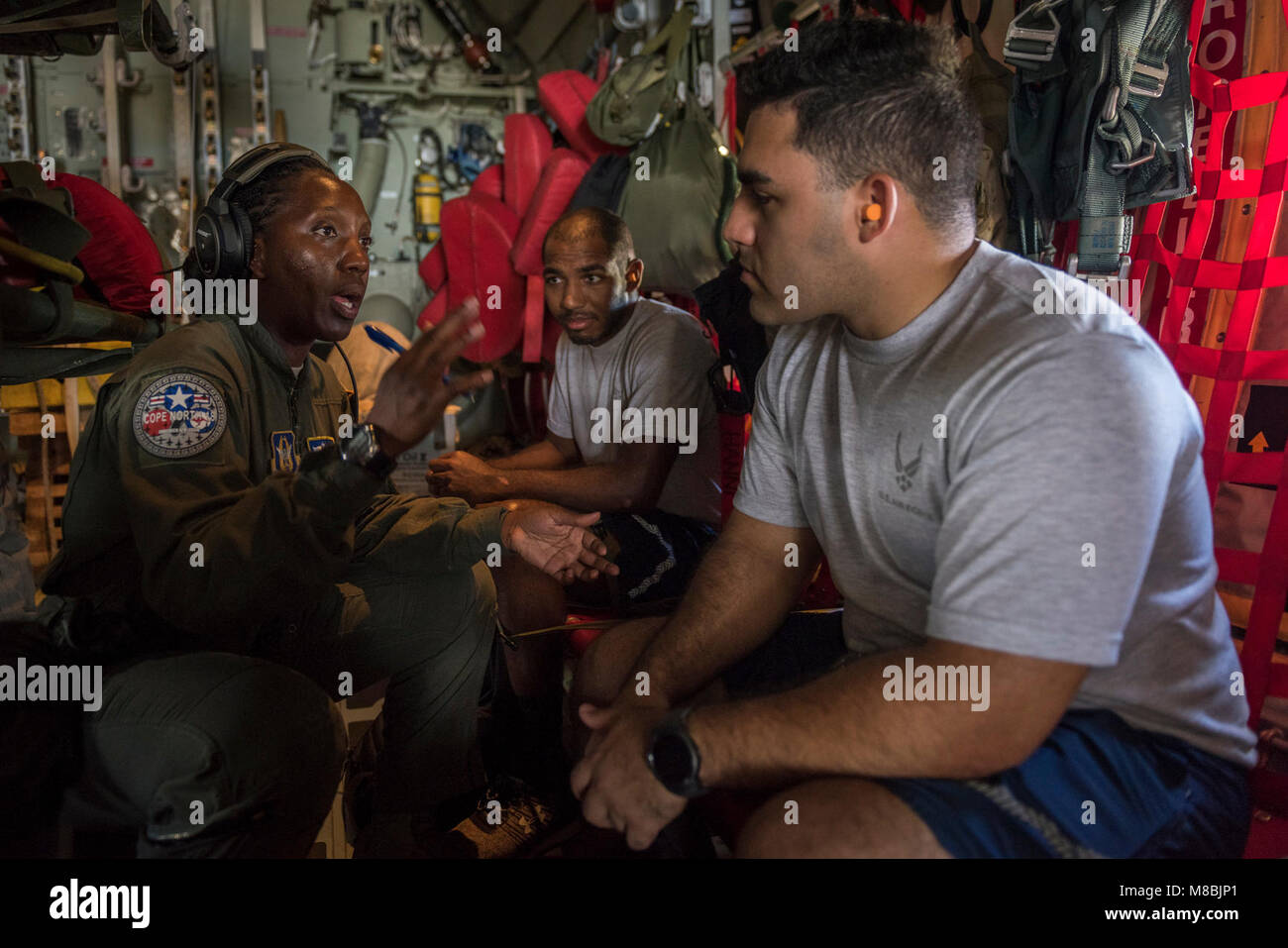 Master Sgt. Tara Bryant (sinistra), 349 Istituto di medicina aeronautica evacuazione (AE) squadrone tecnico AE, mutandine due pazienti simulati prima di un volo durante l'esercizio a far fronte nord 2018 a Tinian, U.S. Repubblica della Mariana Islands settentrionale, Feb. 19. Far fronte a nord consente a Stati Uniti e le forze alleate in pratica gli aiuti umanitari e di soccorso in caso di catastrofe sforzi per prepararsi e recuperare dagli effetti devastanti delle calamità naturali. (U.S. Air Force Foto Stock