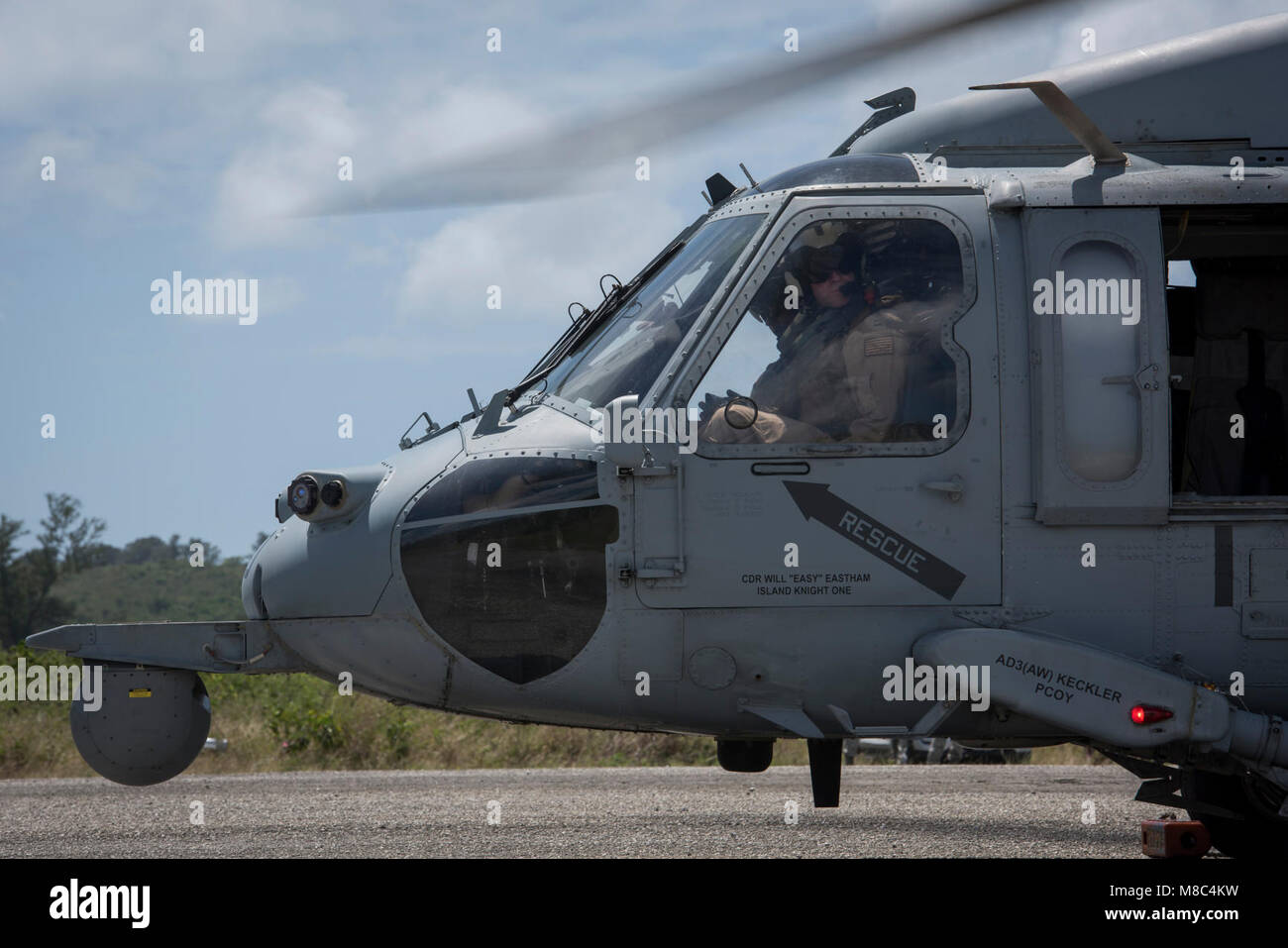 Stati Uniti Navy MH-60S Seahawk piloti assegnati ad un elicottero di combattimento di mare Squadron 25, attendere di essere riforniti da un elicottero conveniente sistema di rifornimento carburante (lei) durante l'esercizio a far fronte nord 2018 a Tinian, U.S. Repubblica della Mariana Islands settentrionale, Feb. 26. La sua è una distribuibile del sistema di alimentazione del carburante in grado di memorizzare 3.000 galloni di carburante. (U.S. Air Force Foto Stock