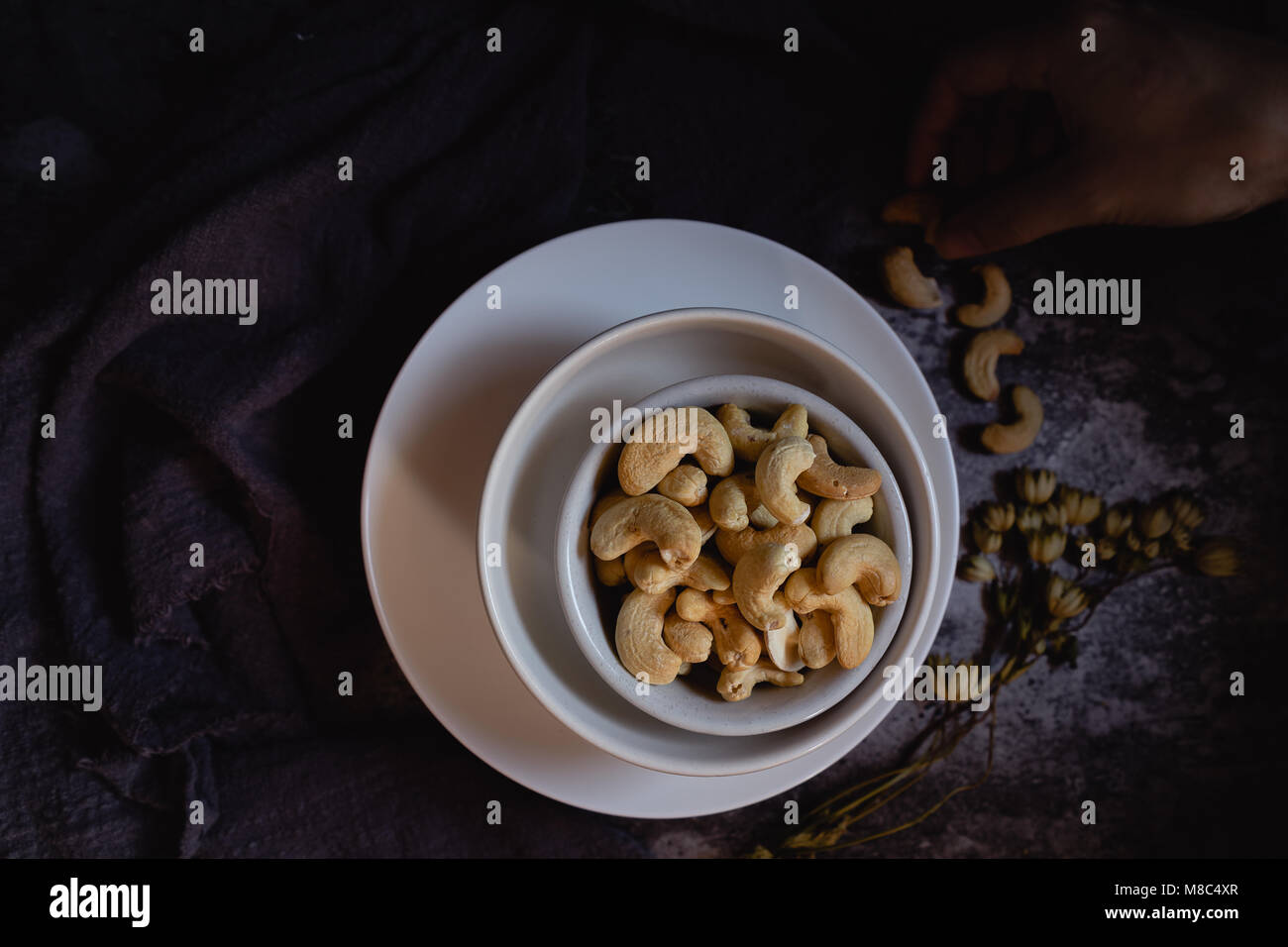Noci di anacardio in bianco a bocce. Sfondo scuro. Foto Stock