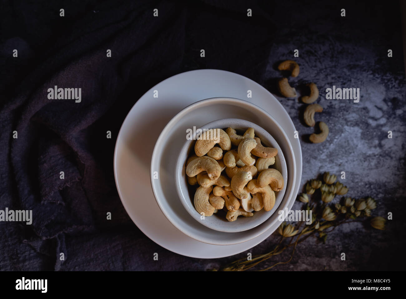 Noci di anacardio in bianco a bocce. Sfondo scuro. Foto Stock